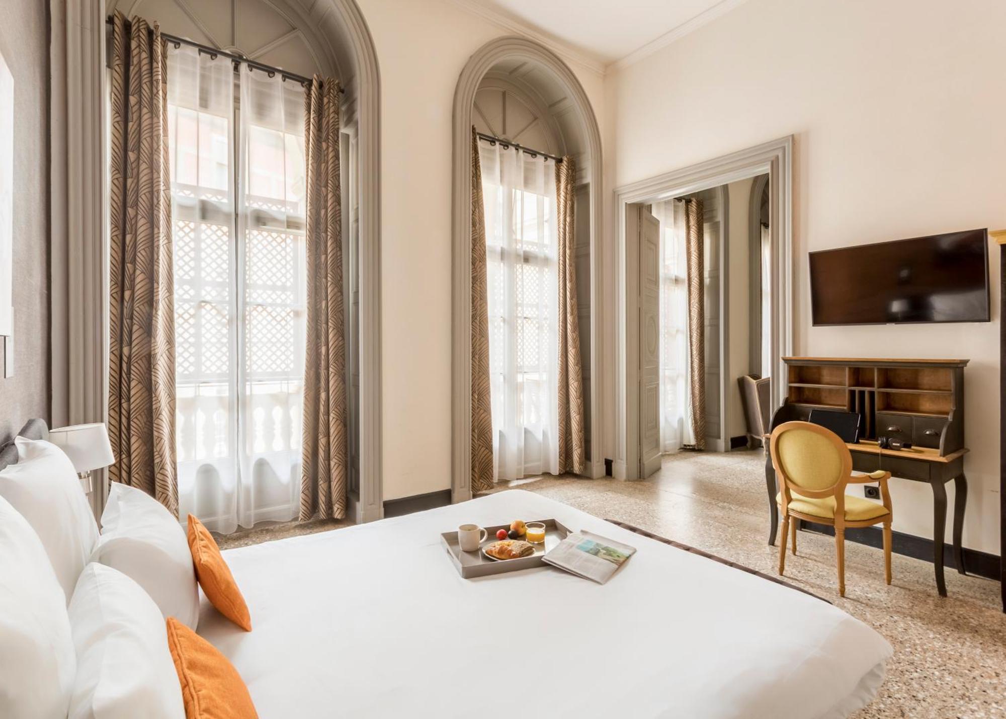 Superior One-Bedroom Apartment