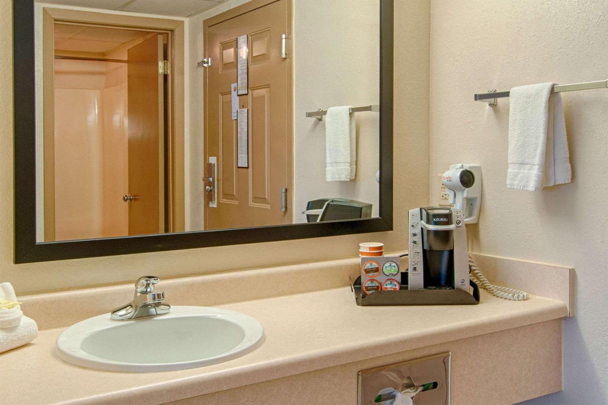 Quadruple Room Two Queen Beds Tub Disability Access or Non Smoking