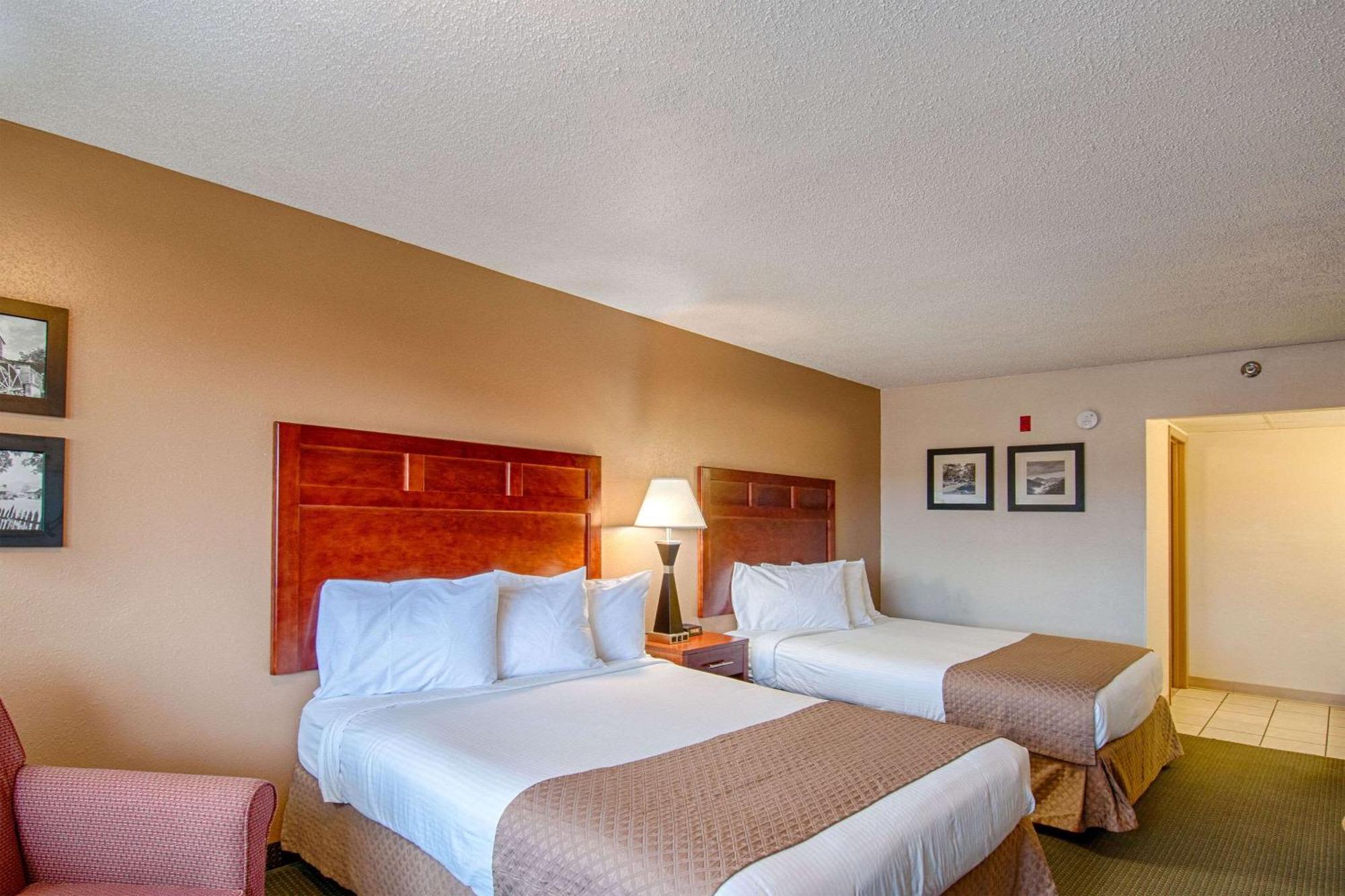Quadruple Room Two Queen Beds Tub Disability Access or Non Smoking