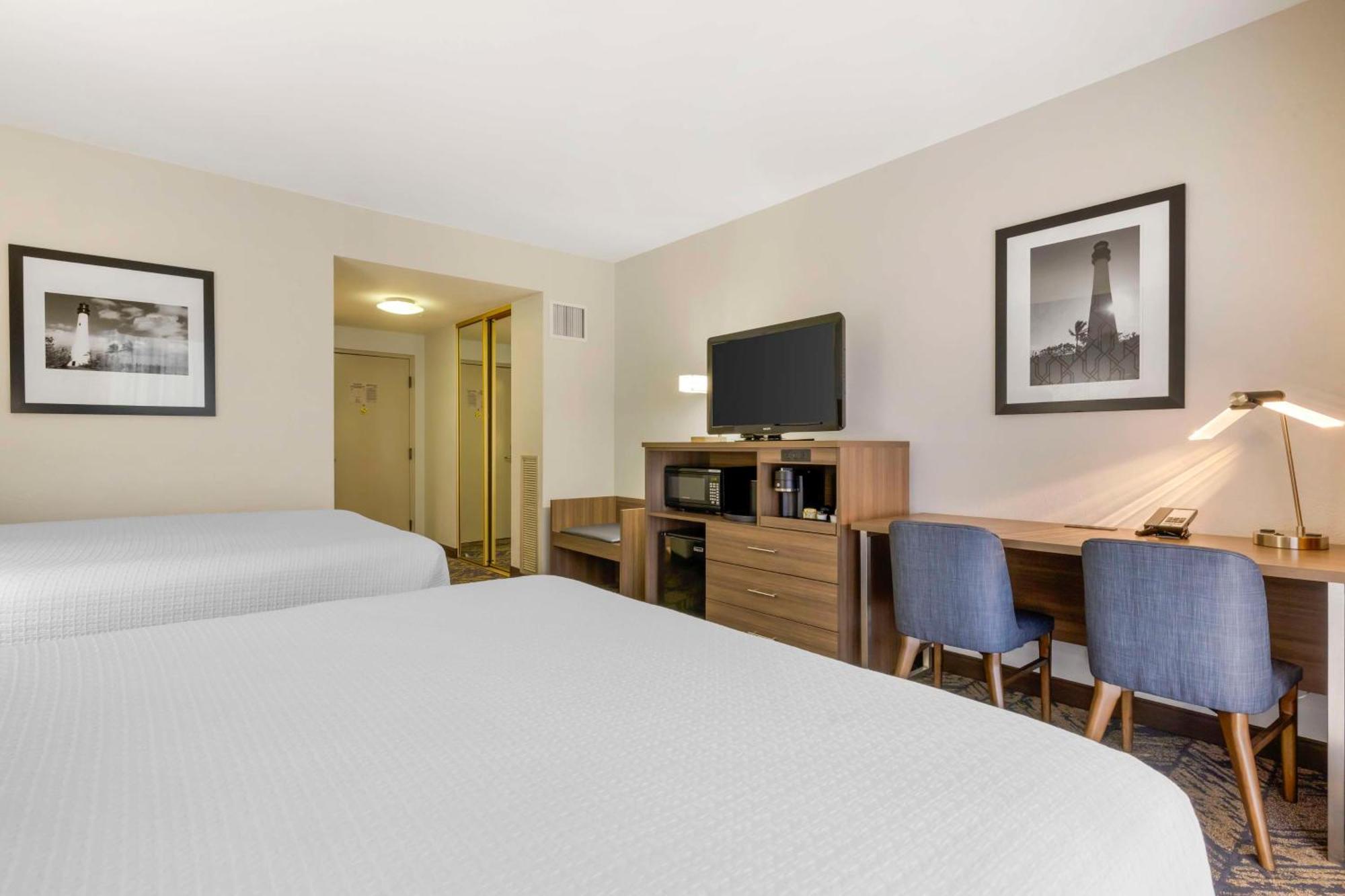 Queen Room Two Queen Beds Balcony City View