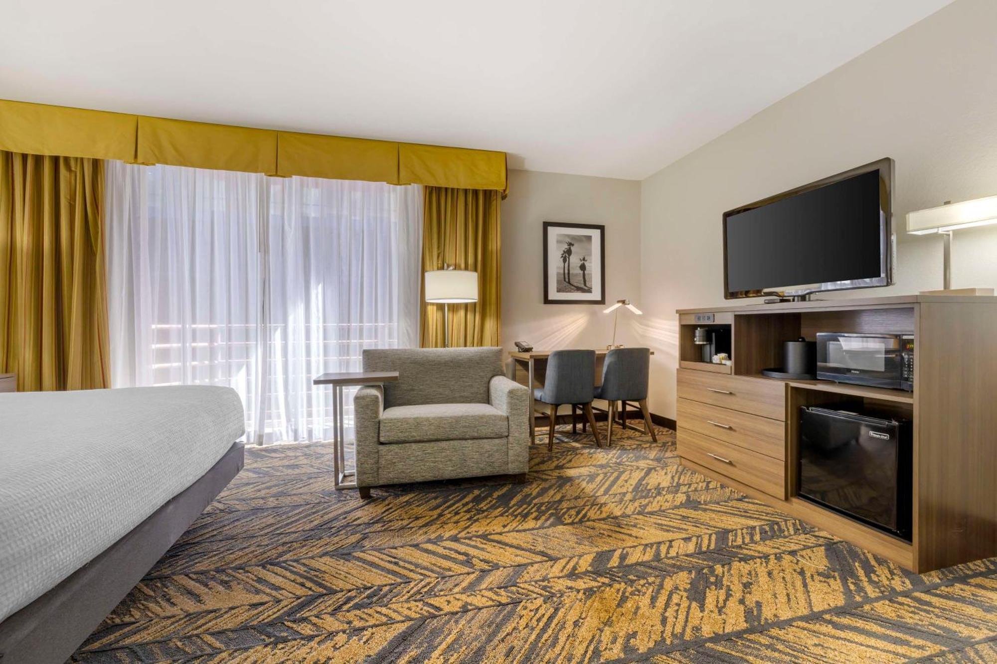 Large King Room Bath Tub Balcony Disability Access or Non-Smoking