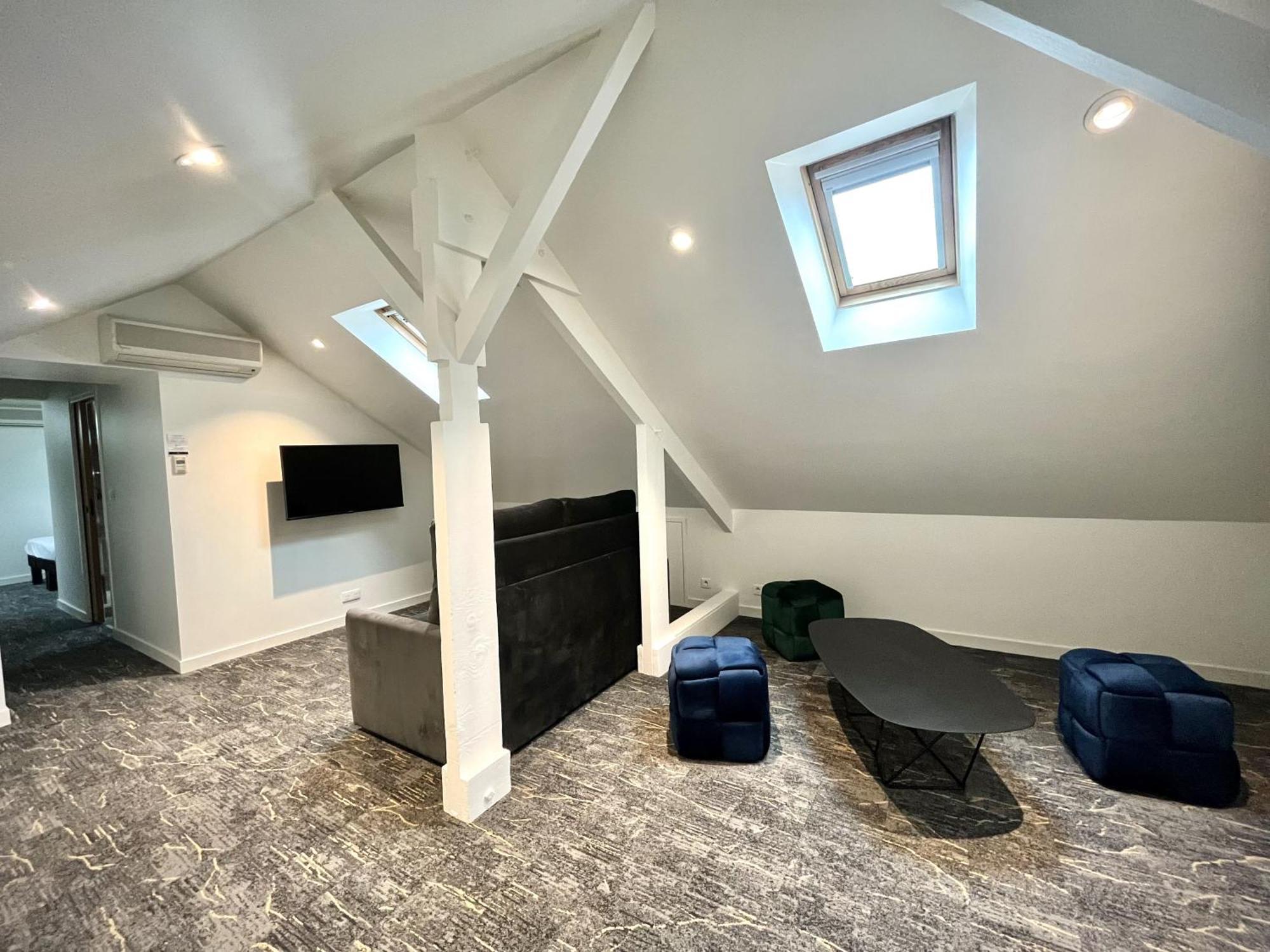 Family Room,1628650357:JPEG