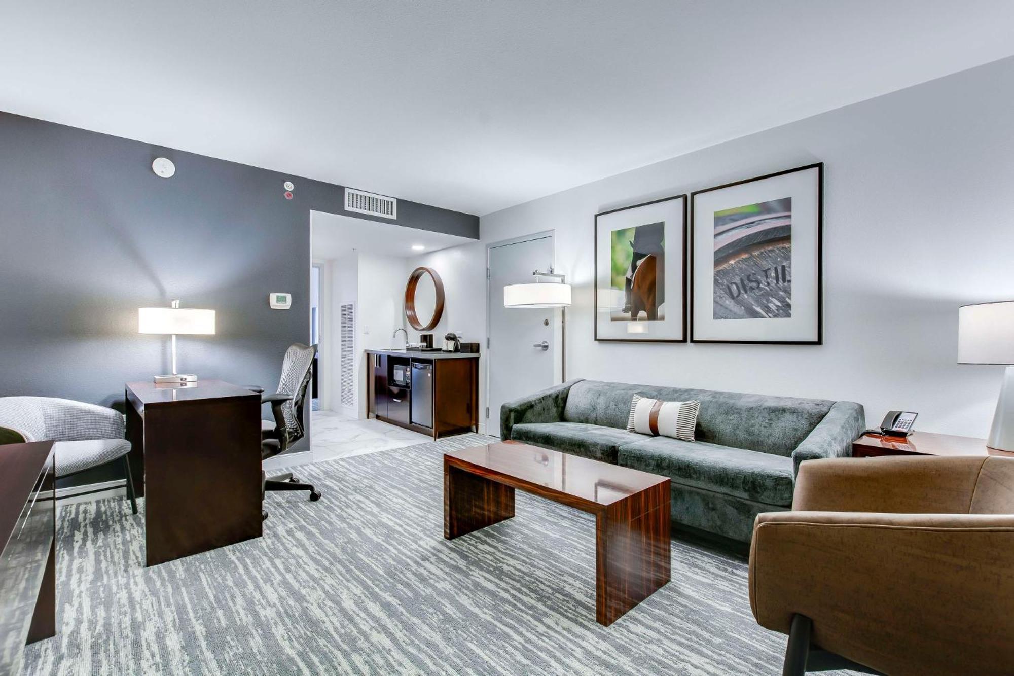 Two-Room Queen Suite Two Queen Beds