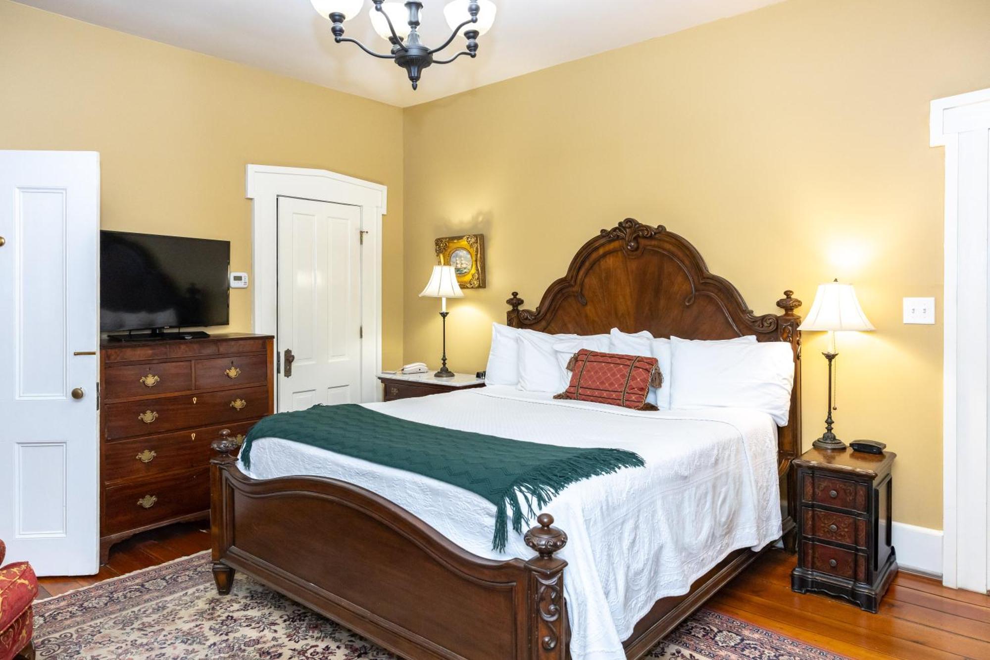 Lindsey Room - Luxury Main House King