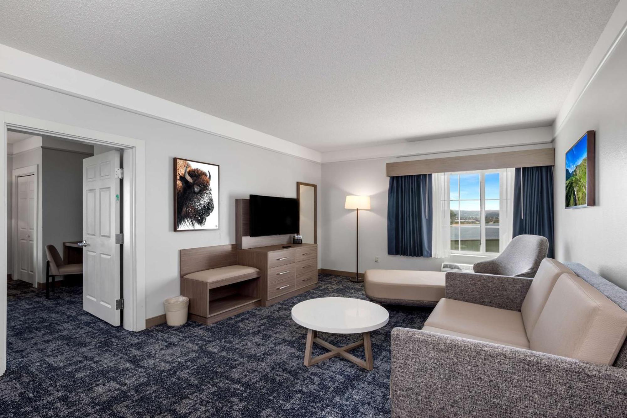 One-Bedroom King Suite Sofa Bed Living Room Non-Smoking