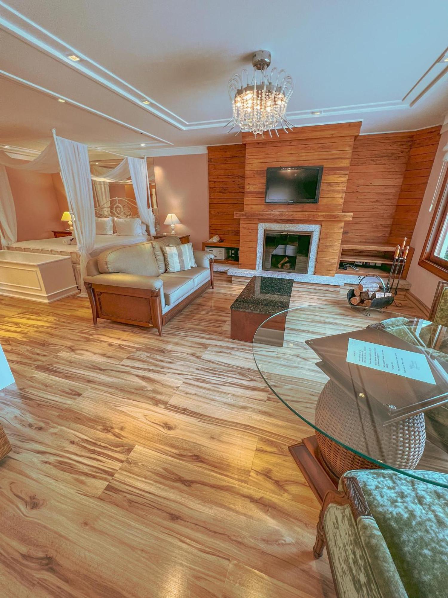 Deluxe Queen Suite