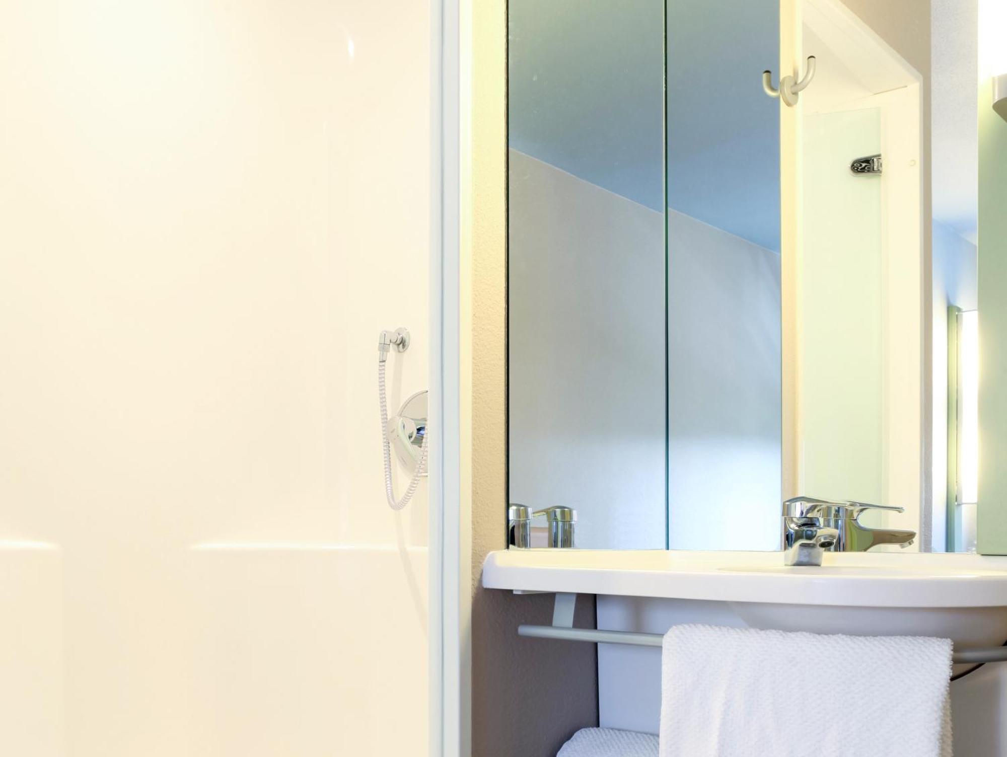 Standard Double Room Mobility Access,1628671604:JPEG