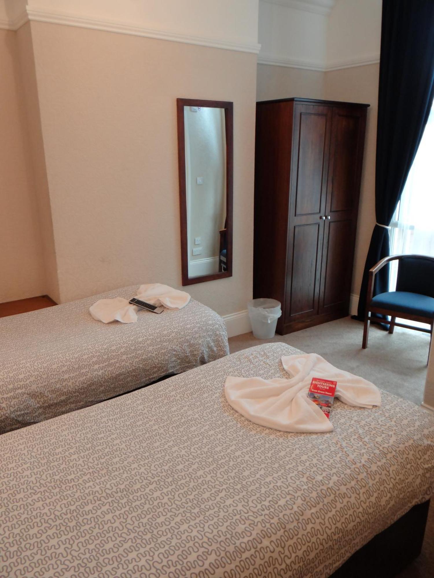 Twin Room Private Bathroom