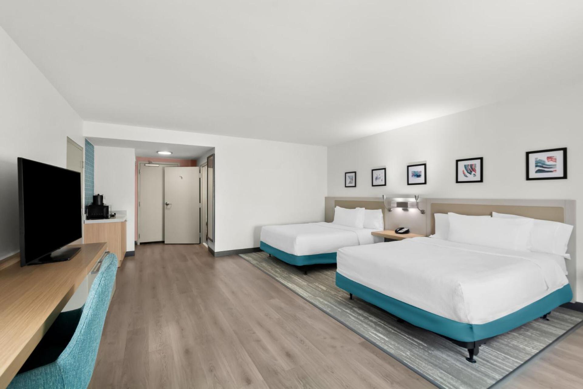 Queen Room Two Queen Beds-Mobility Hearing Accessible Bathtub
