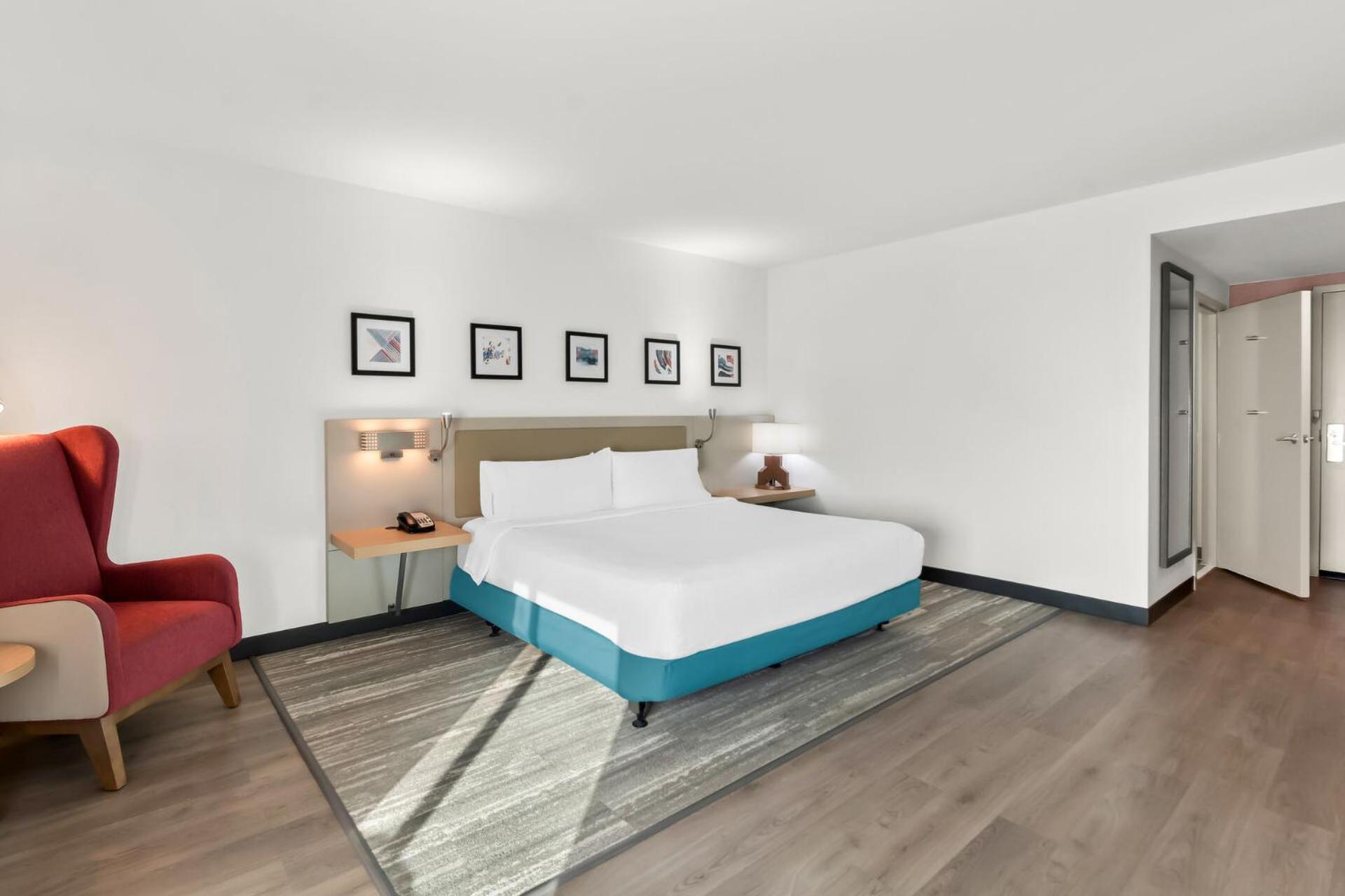 King Room Tub Mobility Hearing Access