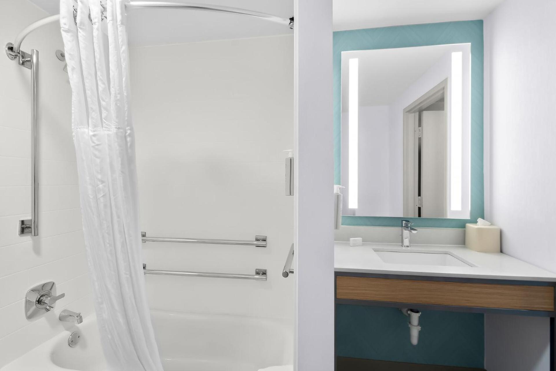 Queen Room Two Queen Beds-Mobility Hearing Accessible Bathtub