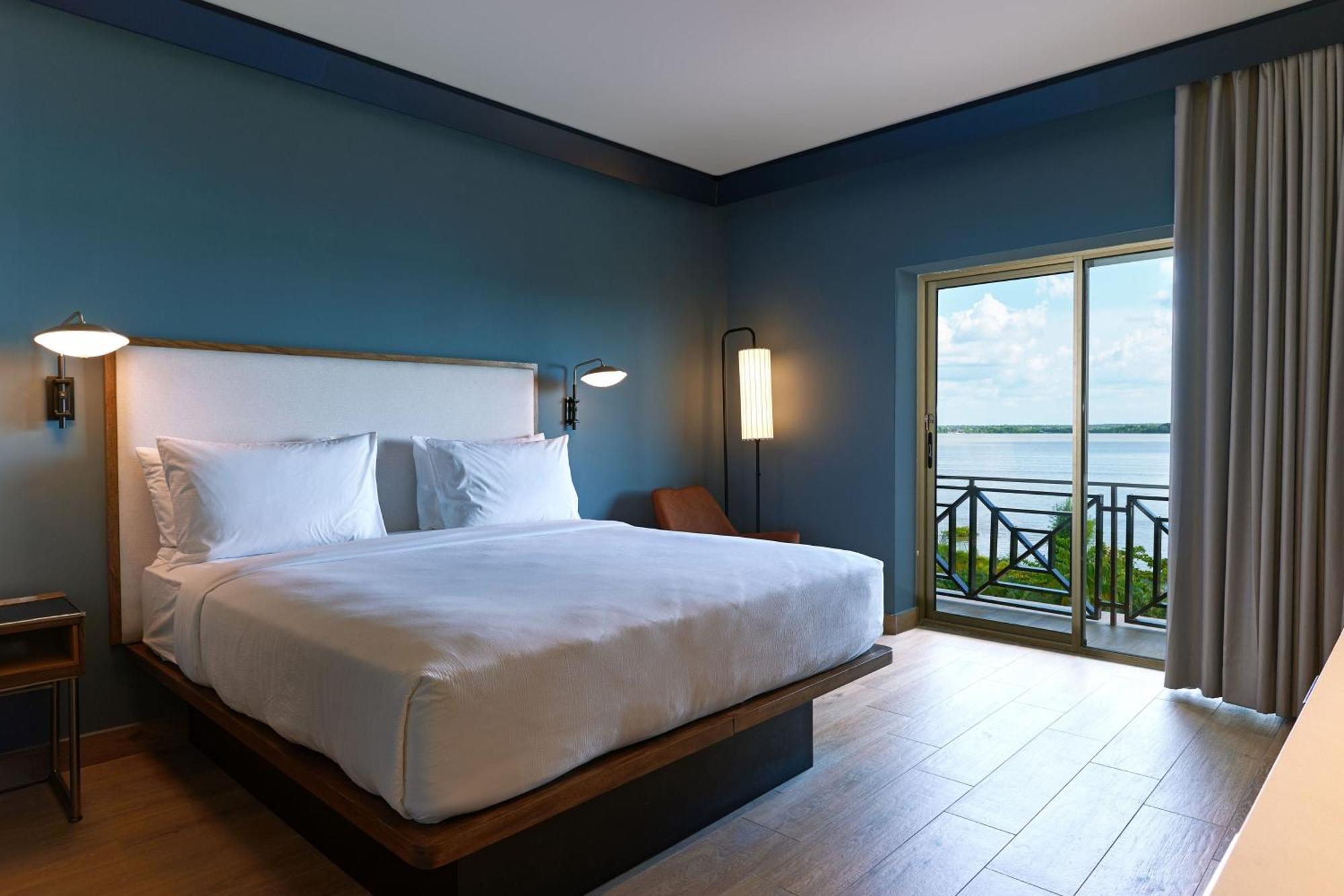 1 Bedroom 2 room Suite 1 King Sofa bed