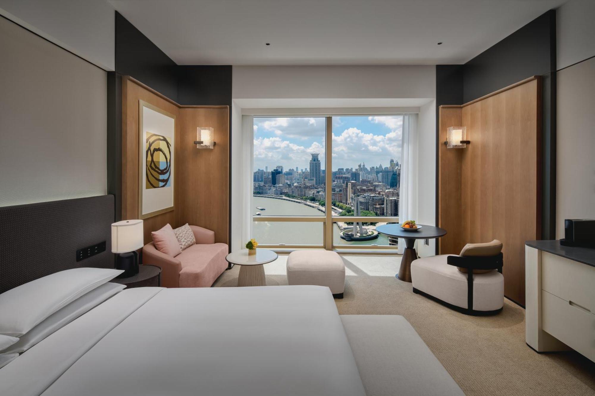 Deluxe King Room River View Club Access