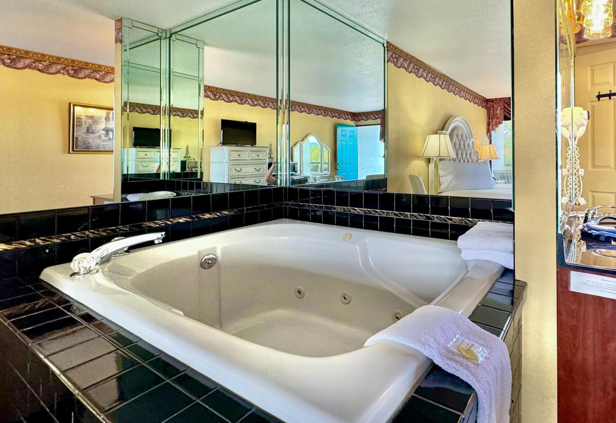 Deluxe King Room Spa Bath