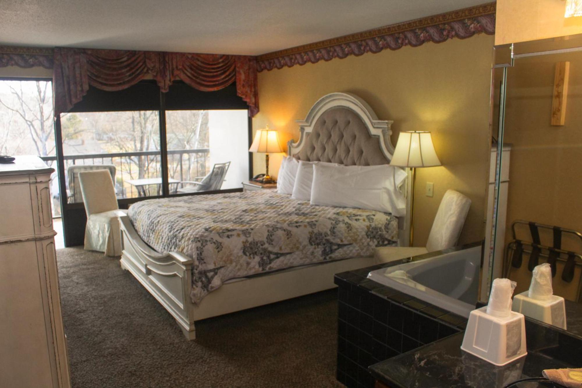 Deluxe King Room Spa Bath