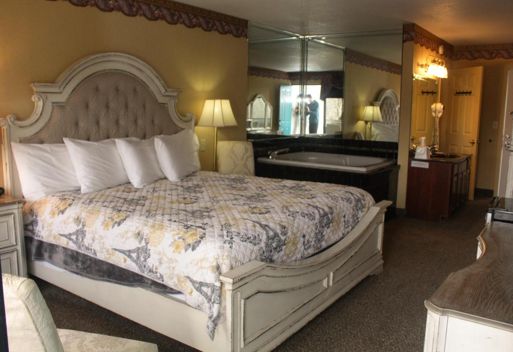Deluxe King Room Spa Bath