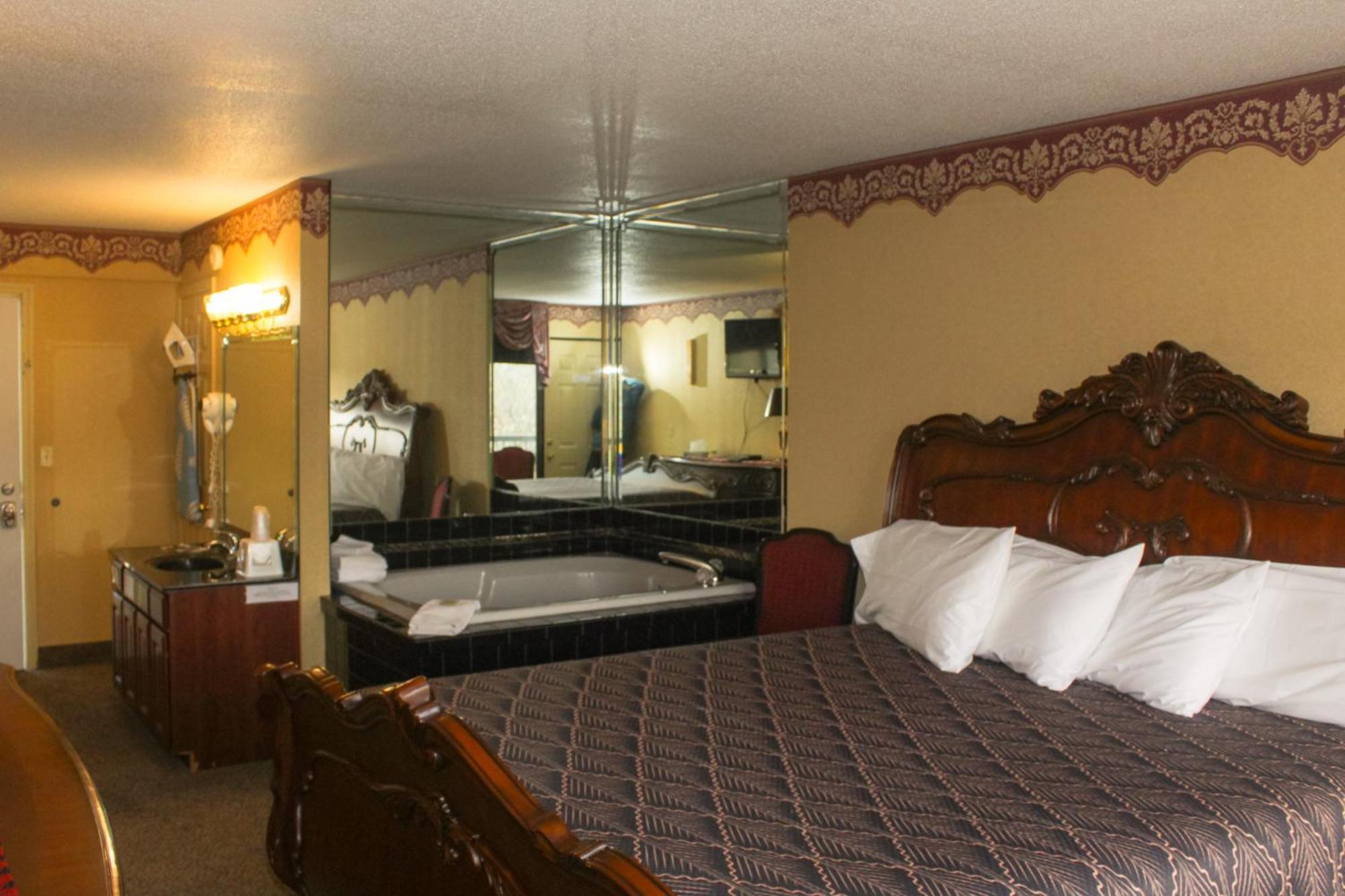 Deluxe King Room Spa Bath