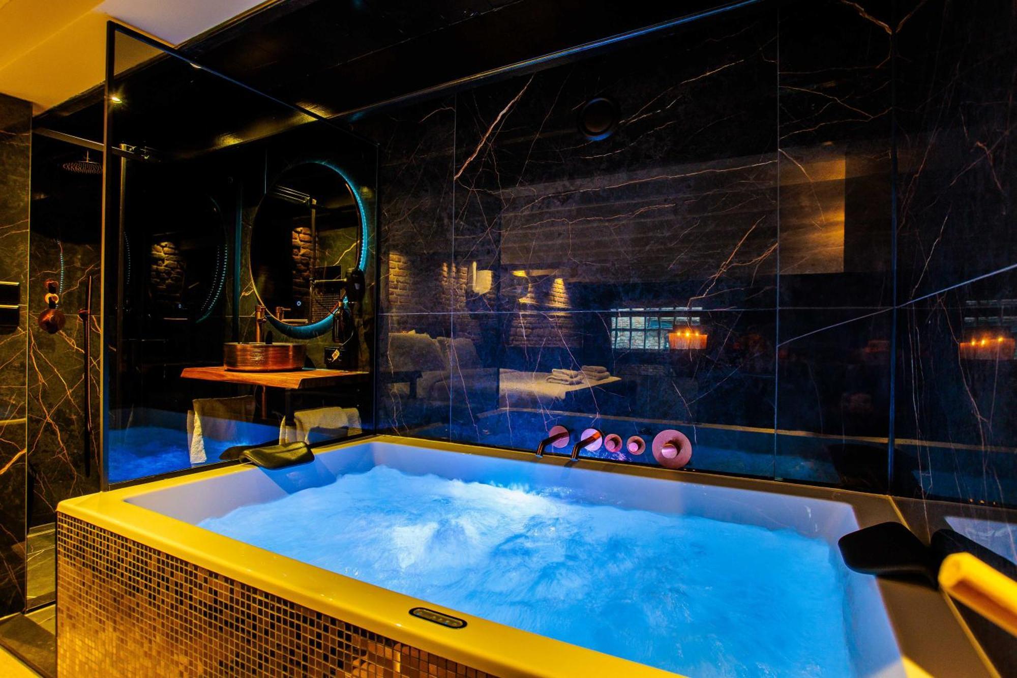 Royal Wellness Studio Whirlpool