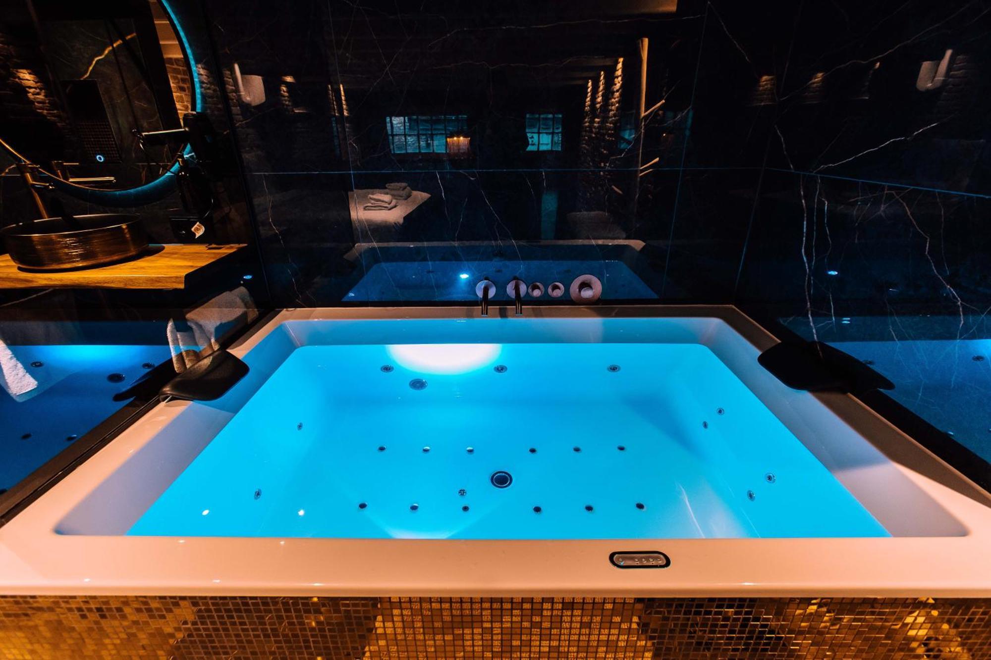 Royal Wellness Studio Whirlpool