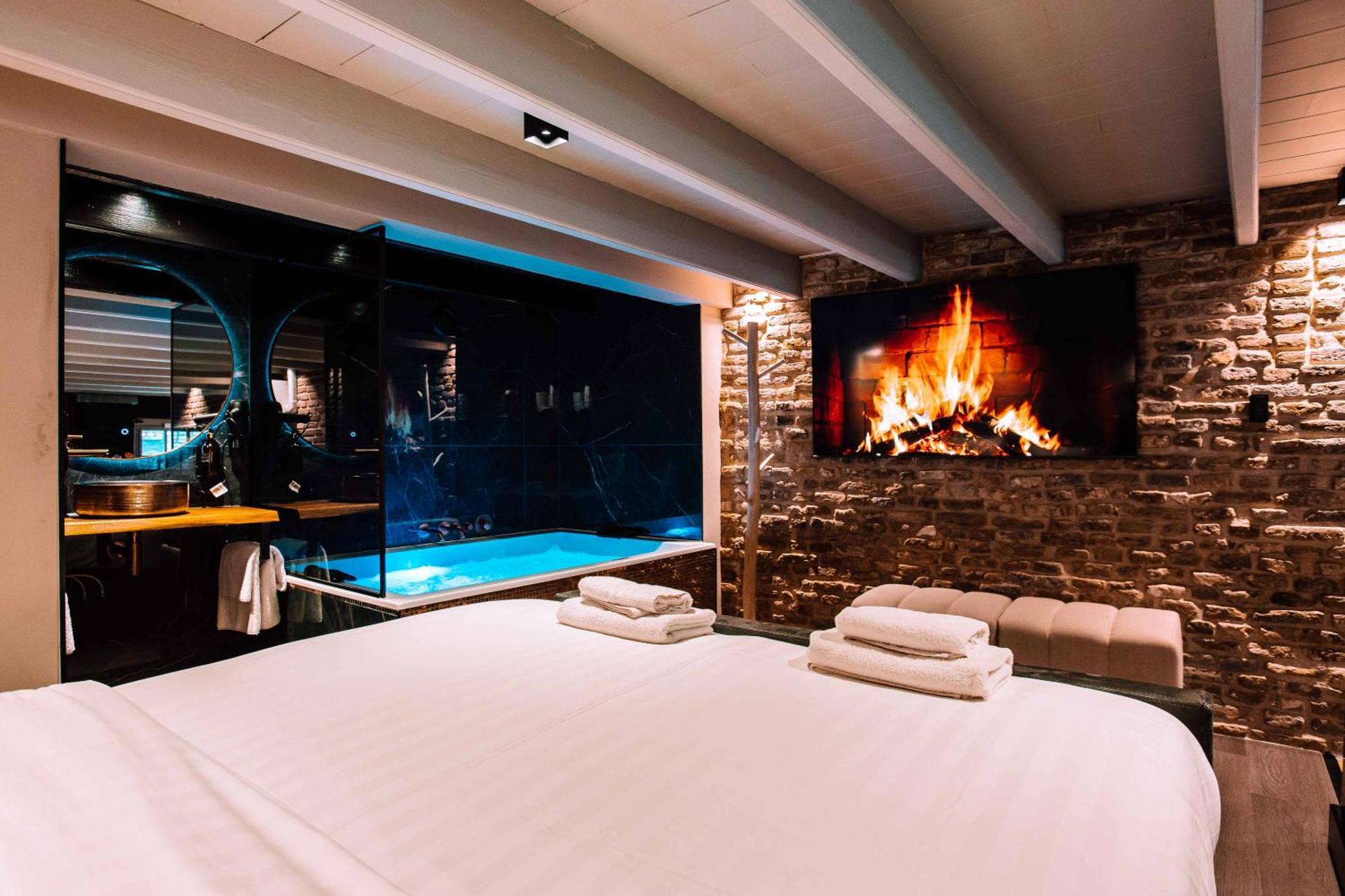 Royal Wellness Studio Whirlpool