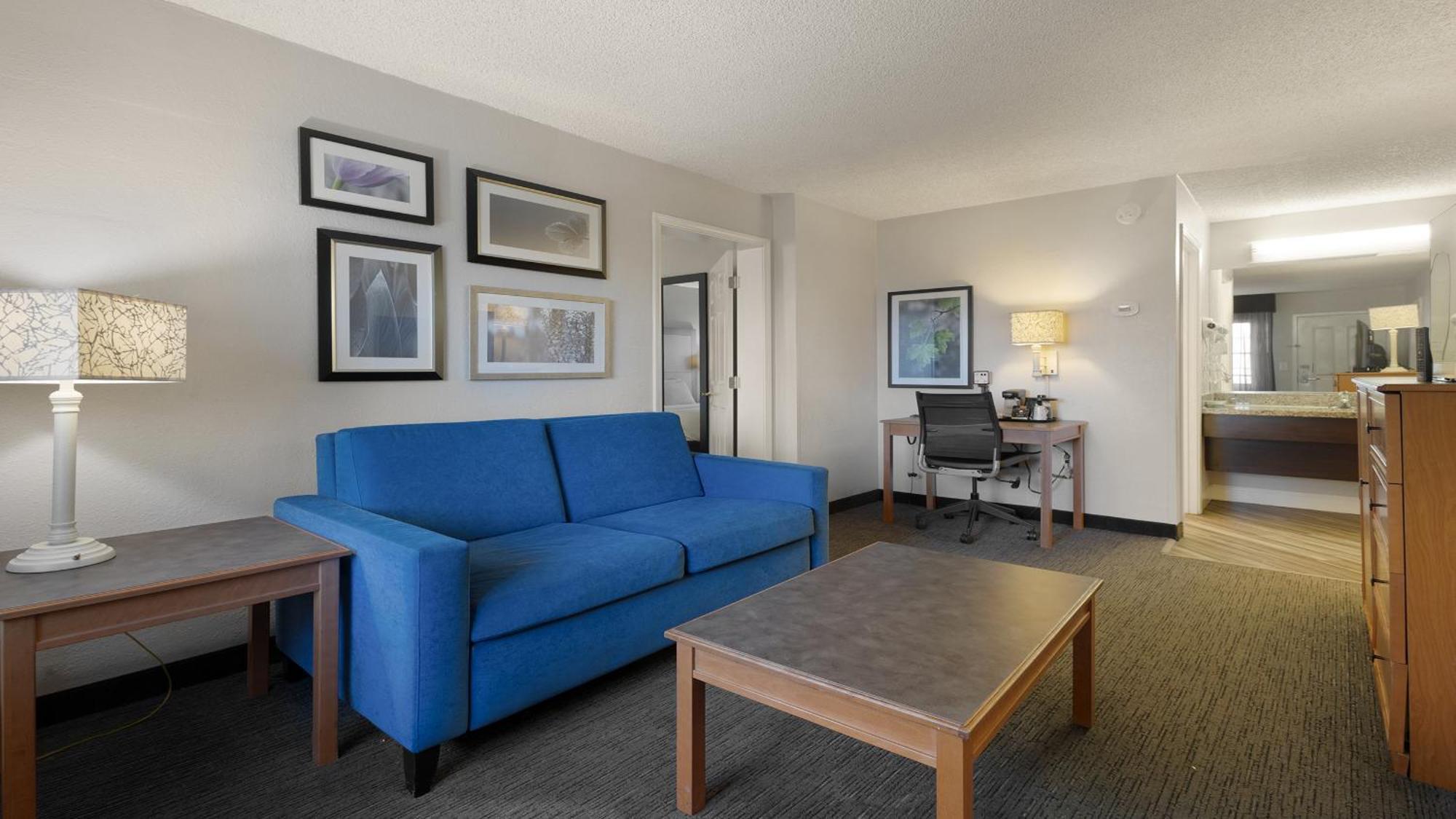 Deluxe King Suite,1629906472:JPEG