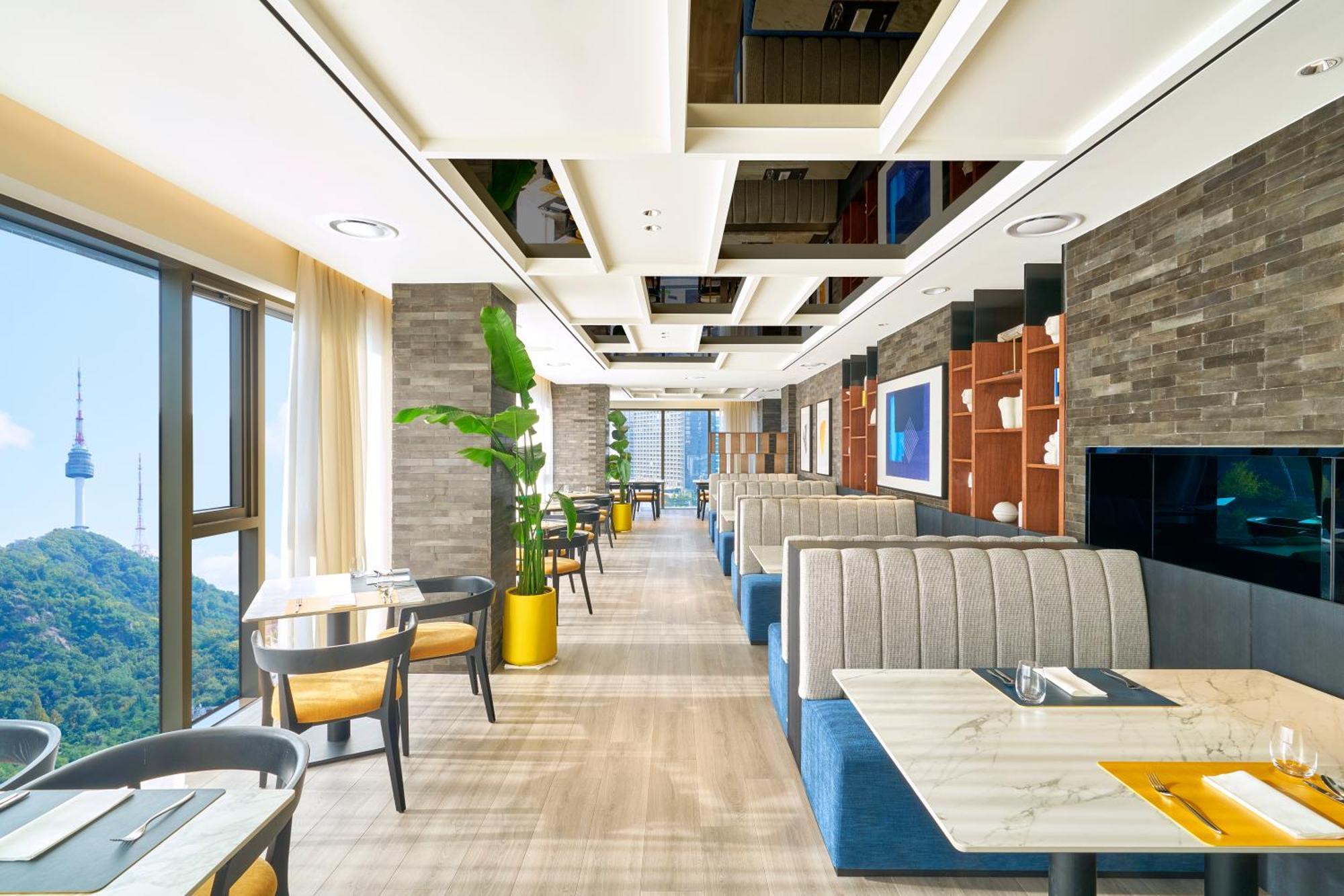 Deluxe Twin Room City View Lounge Access