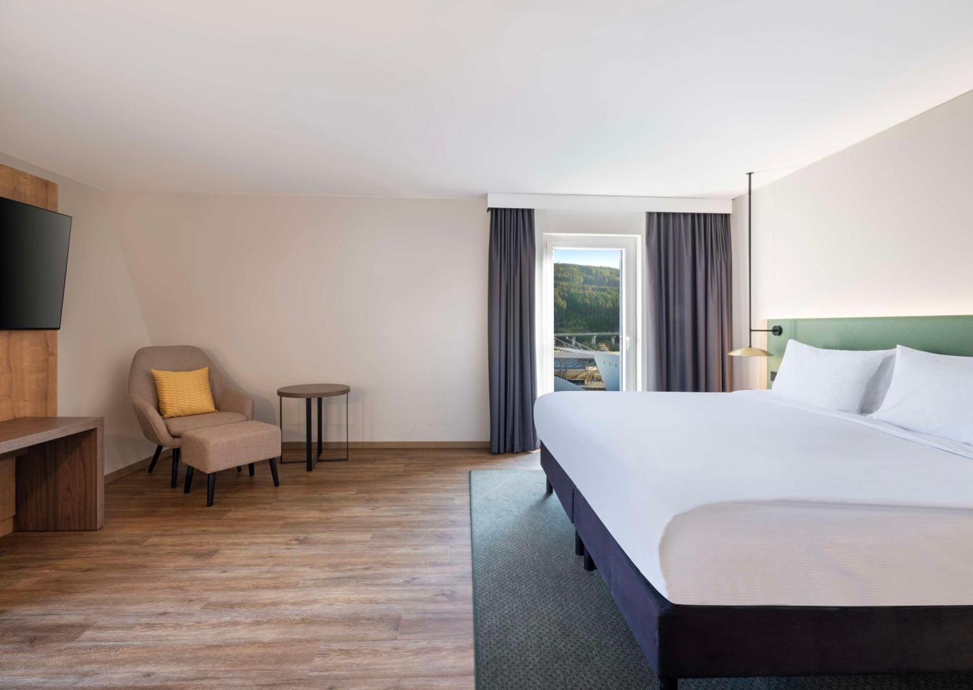 Deluxe King Corner Room