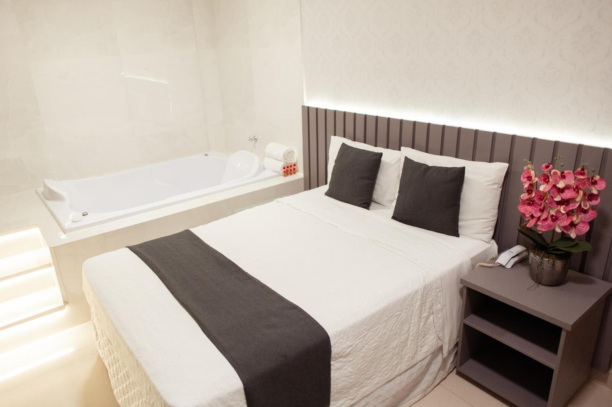 Deluxe Suite Spa Bath