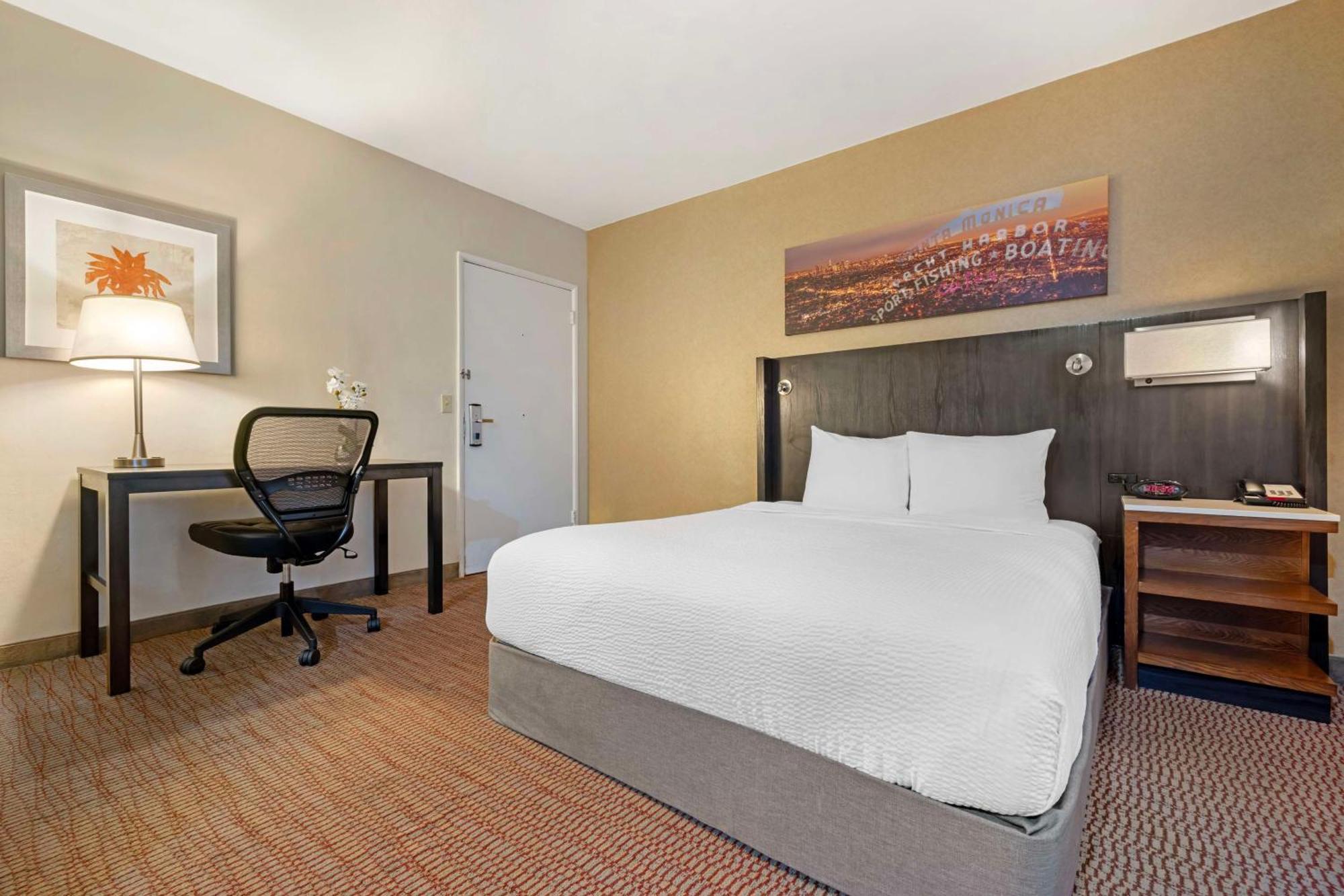Queen Room Roll Shower Mobility Accessible or Non-Smoking