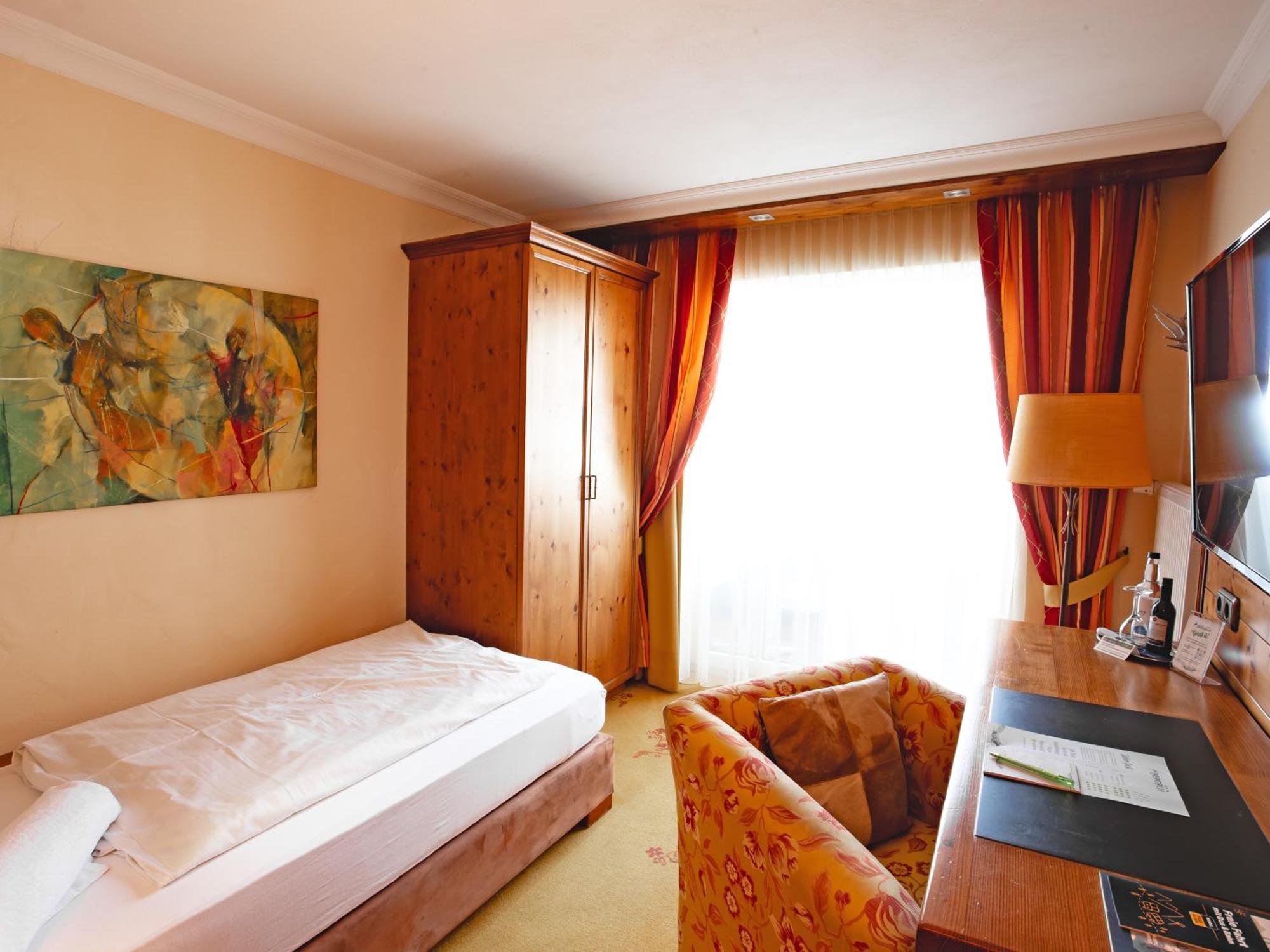Single Room with Balcony,1631550429:JPEG