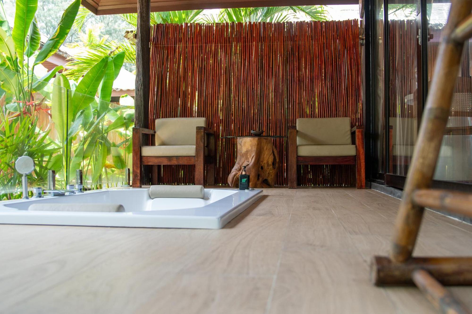 Deluxe Seaview Villa Spa Bath