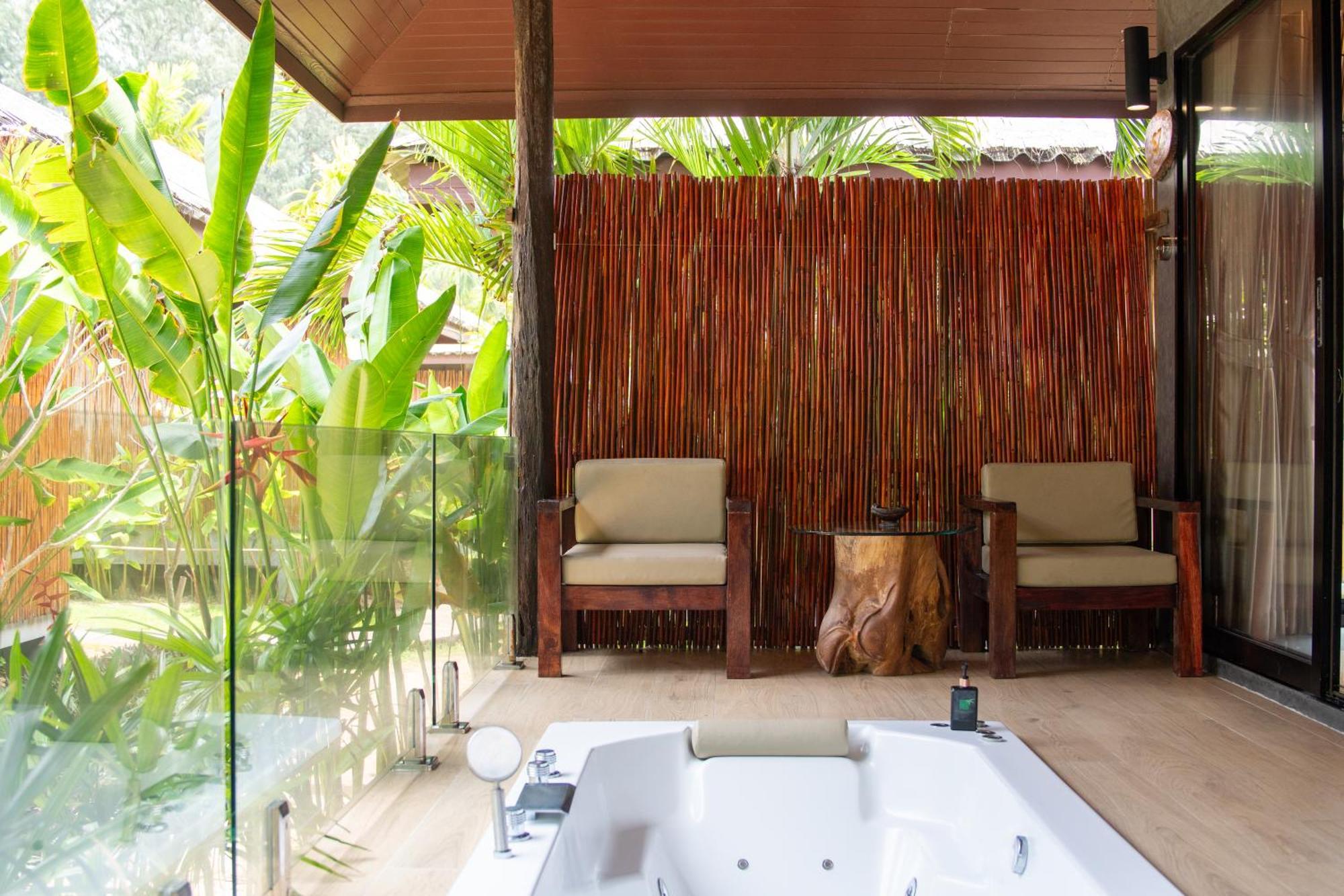 Deluxe Seaview Villa Spa Bath