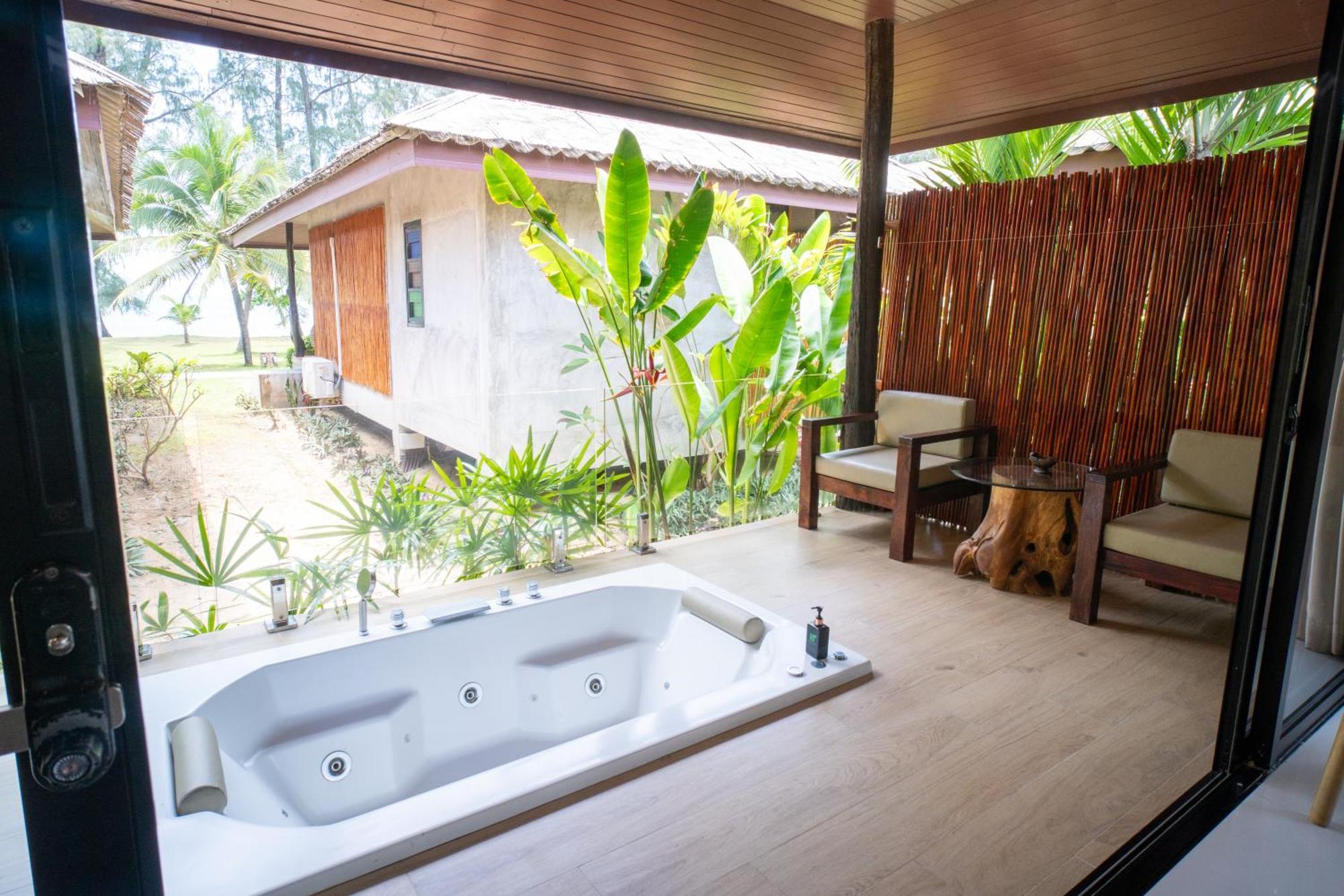 Deluxe Seaview Villa Spa Bath