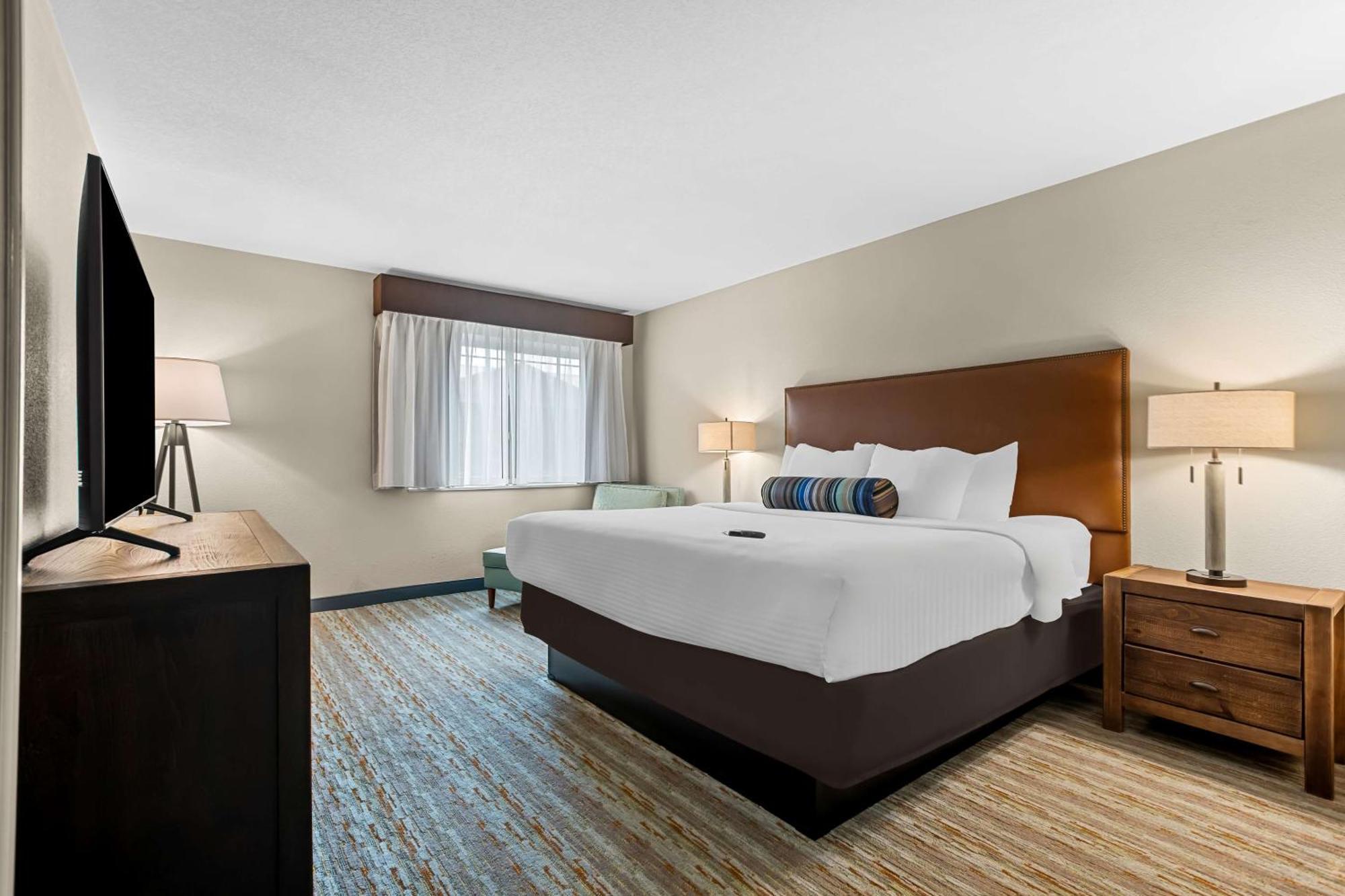 One-Bedroom King Suite Sofa Bed Balcony