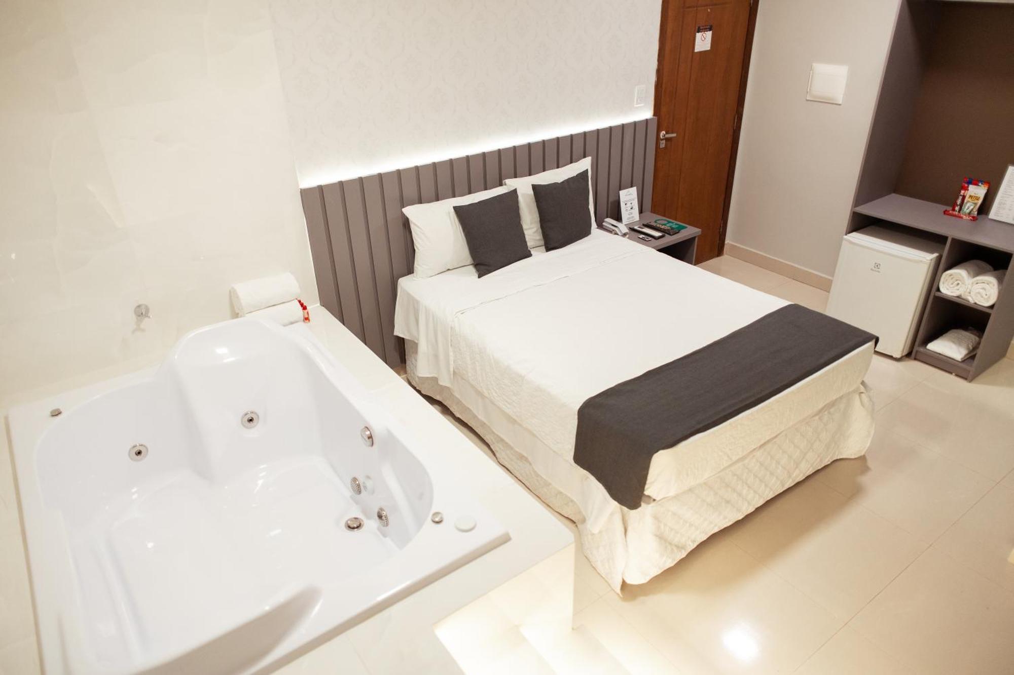 Deluxe Suite Spa Bath