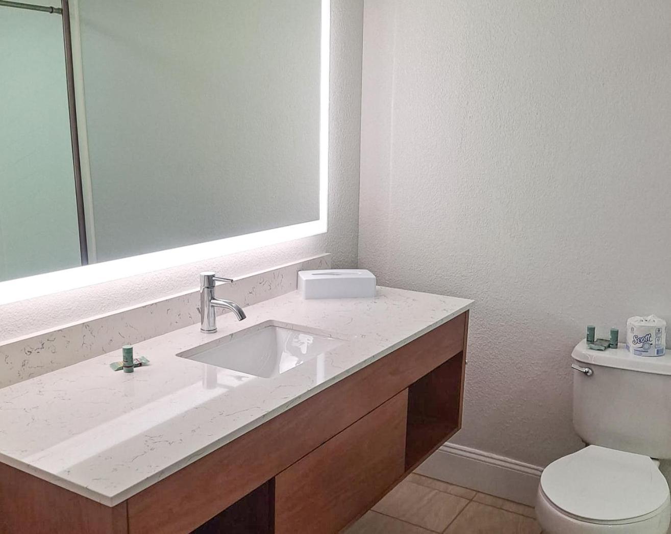 Queen Room Two Queen Beds Bath Tub Disability Accessible