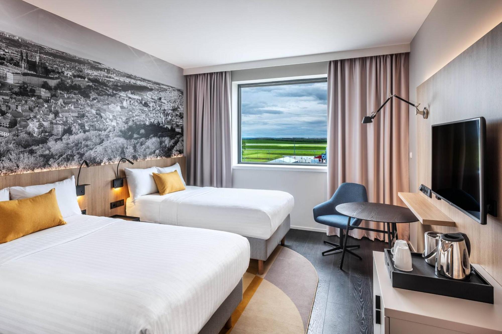 Twin Room with Runway View,1632212324:JPEG