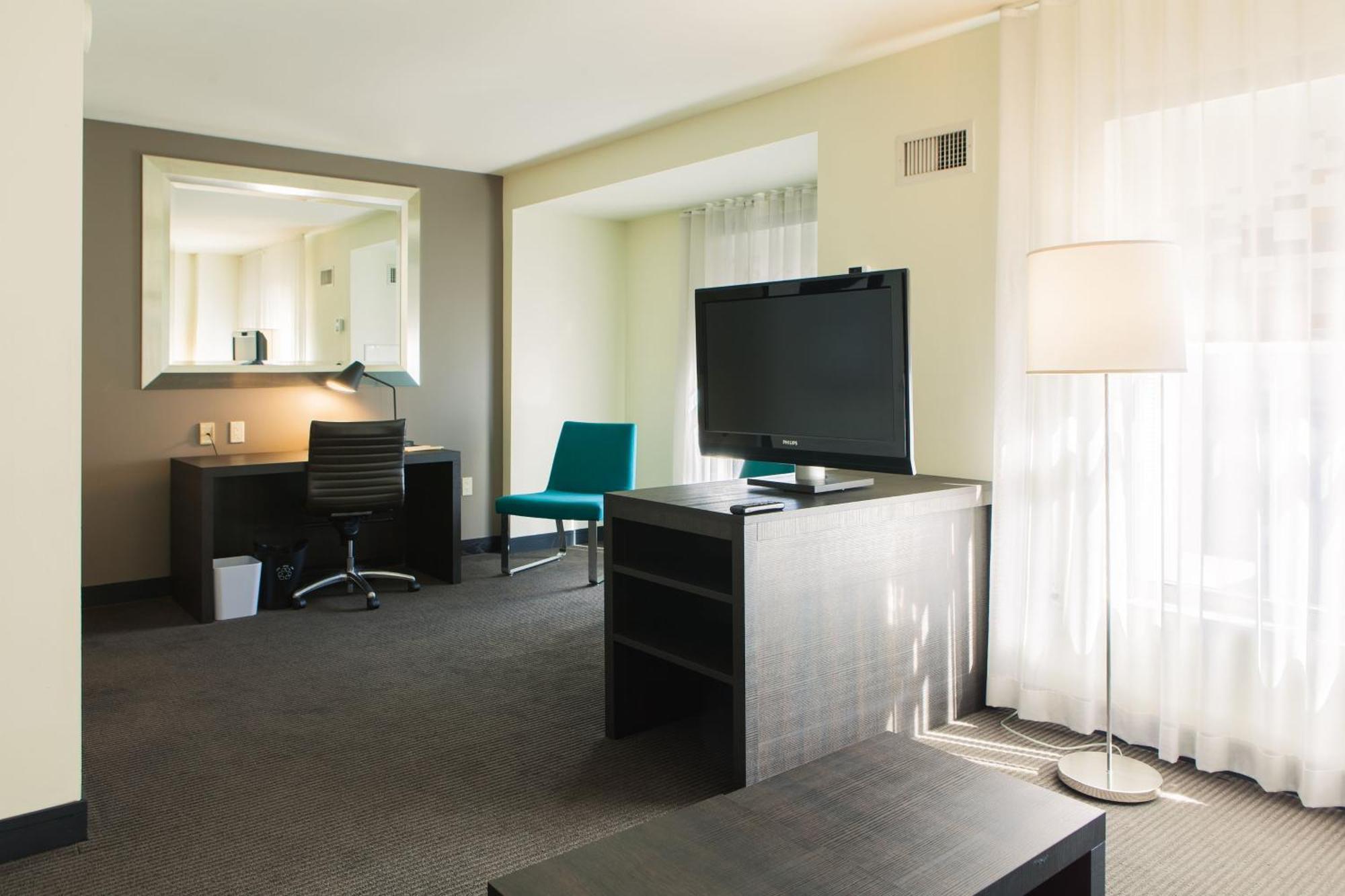 Ultra Savvy, Suite, 1 King, Sofa bed