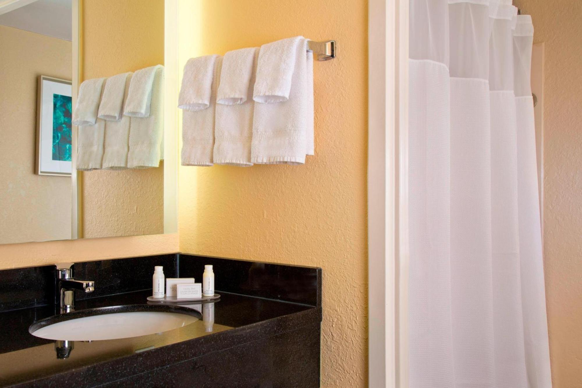 Quarto Duplo com 2 Camas de Casal e Banheira Adaptada - Acessível para Hóspedes com Deficiência Auditiva/Mobilidade Reduzida