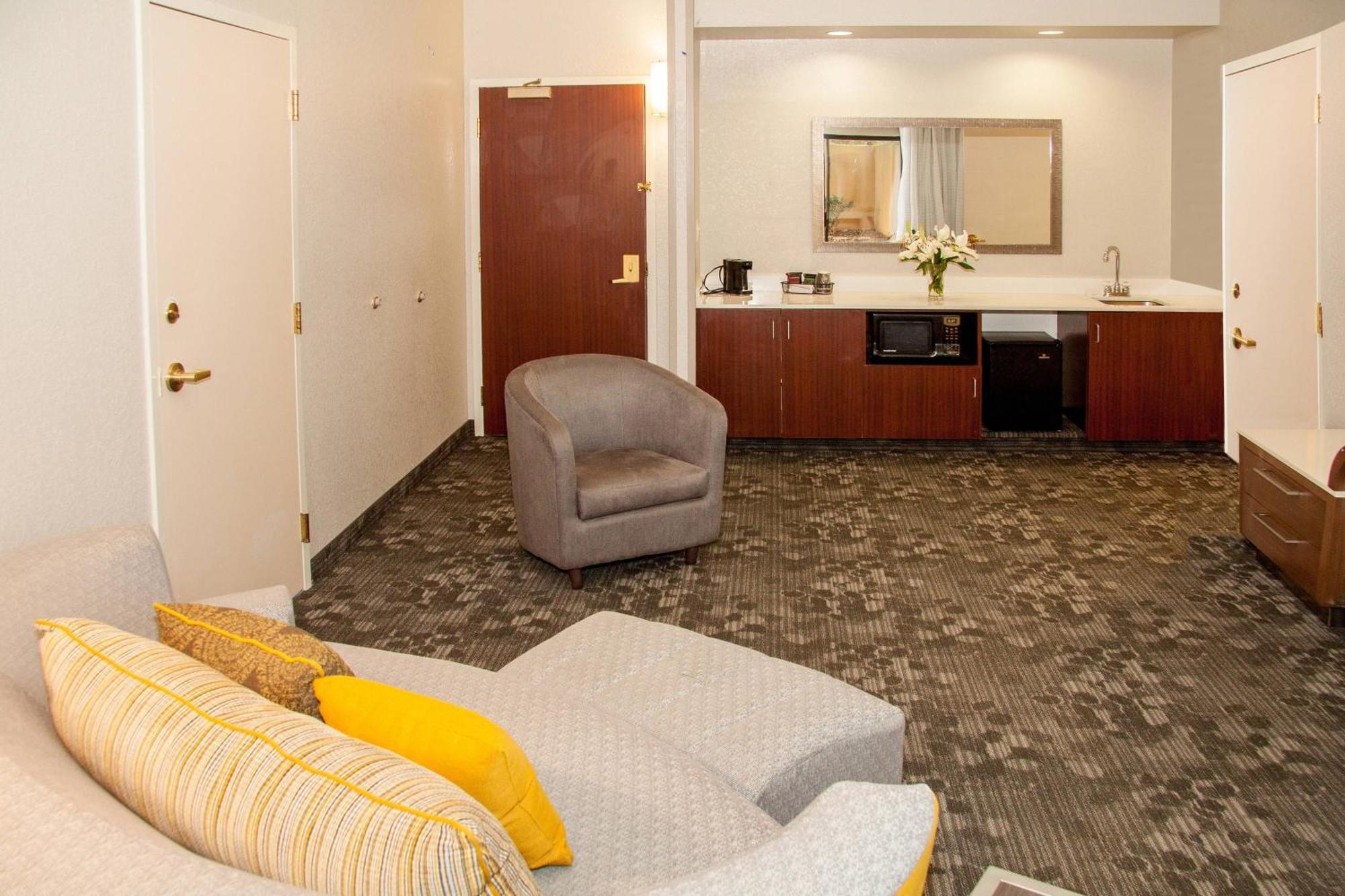 1 Bedroom 2 room Suite 1 King Sofa bed Courtyard view,1632220402:JPEG