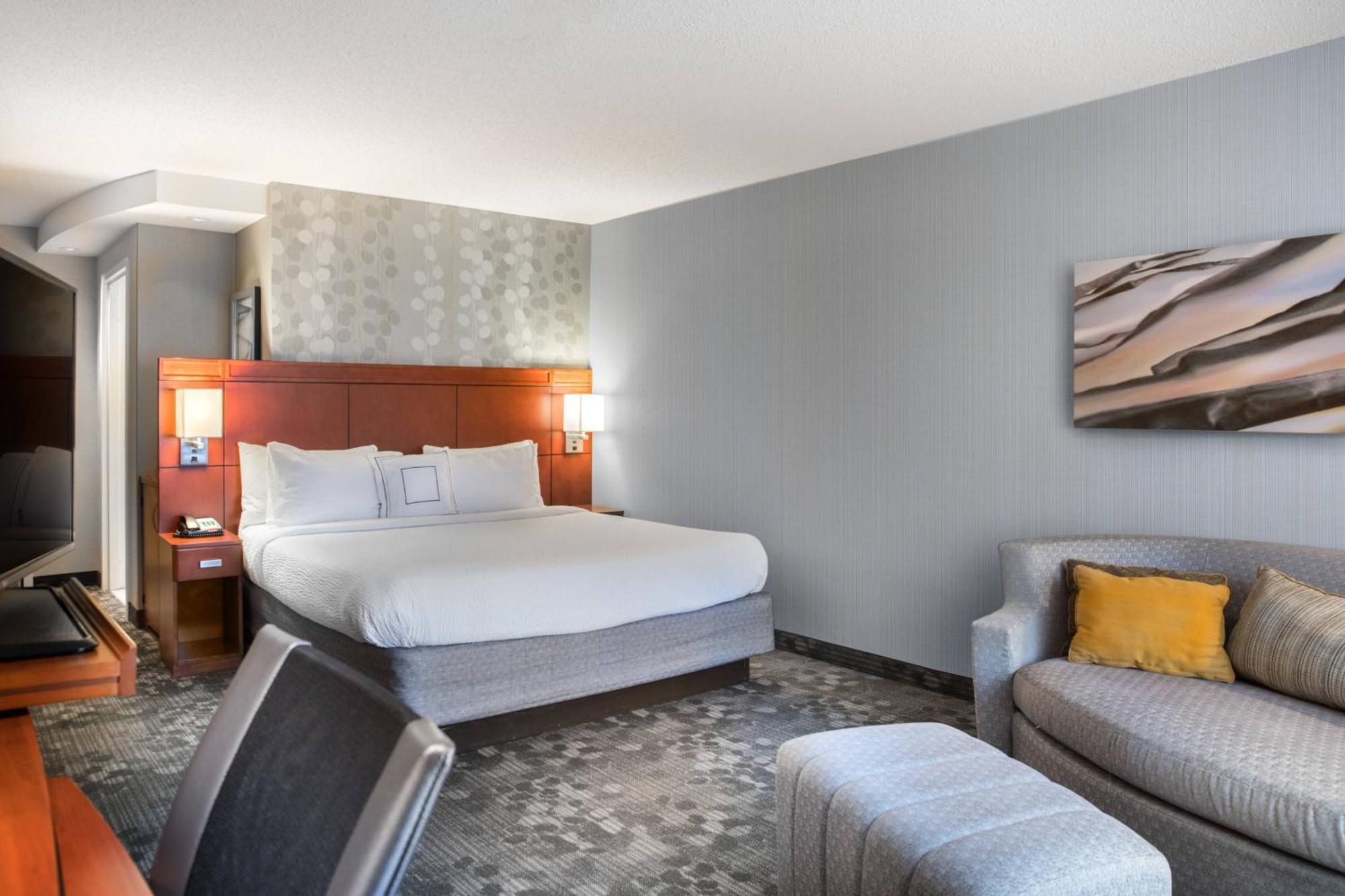 King Room Bathtub Mobility Access or Hearing Accessible