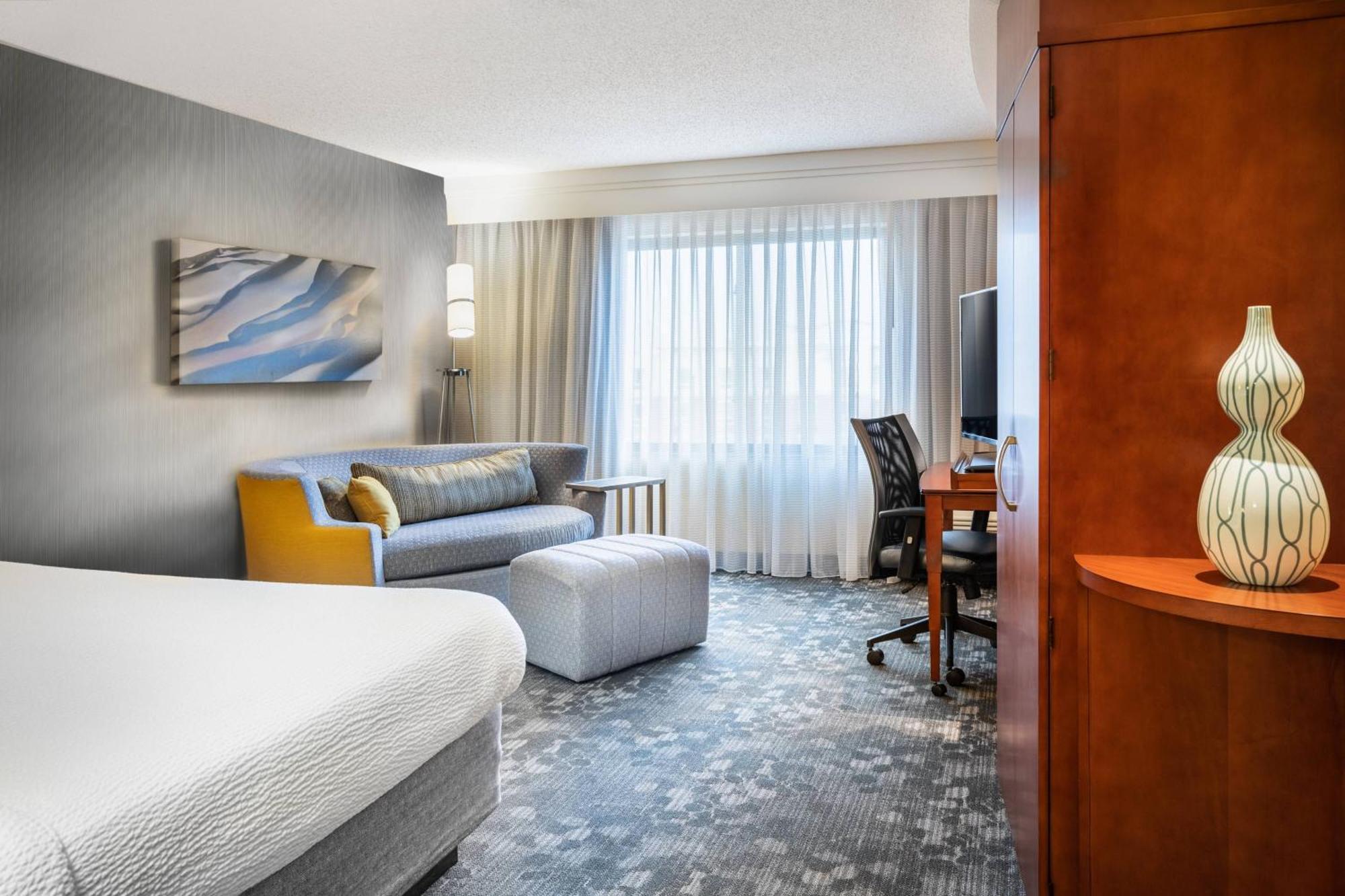 King Room Bathtub Mobility Access or Hearing Accessible