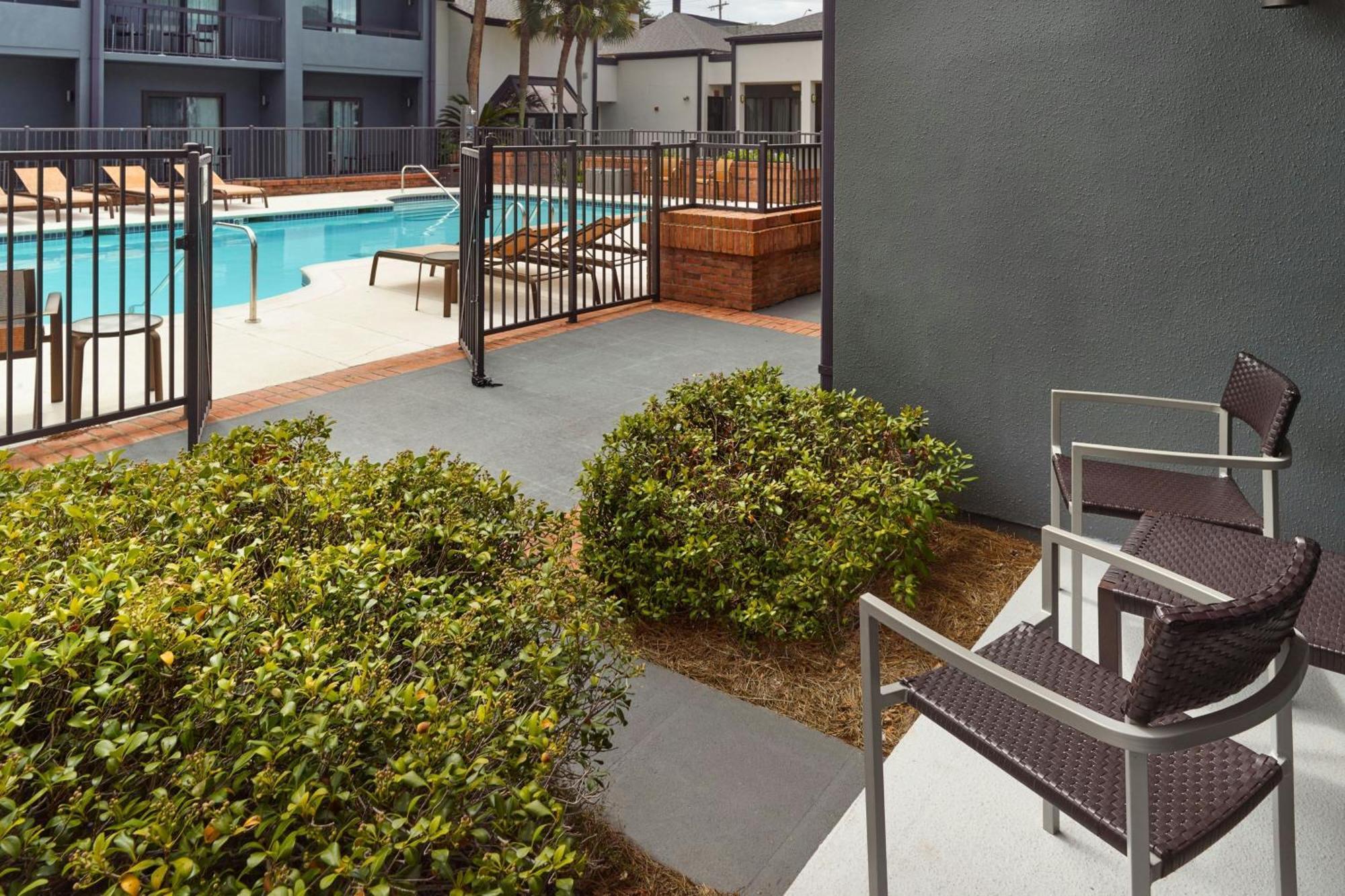 Queen Guest Room Two Queen Beds Balcony Pool View,1632230570:JPEG