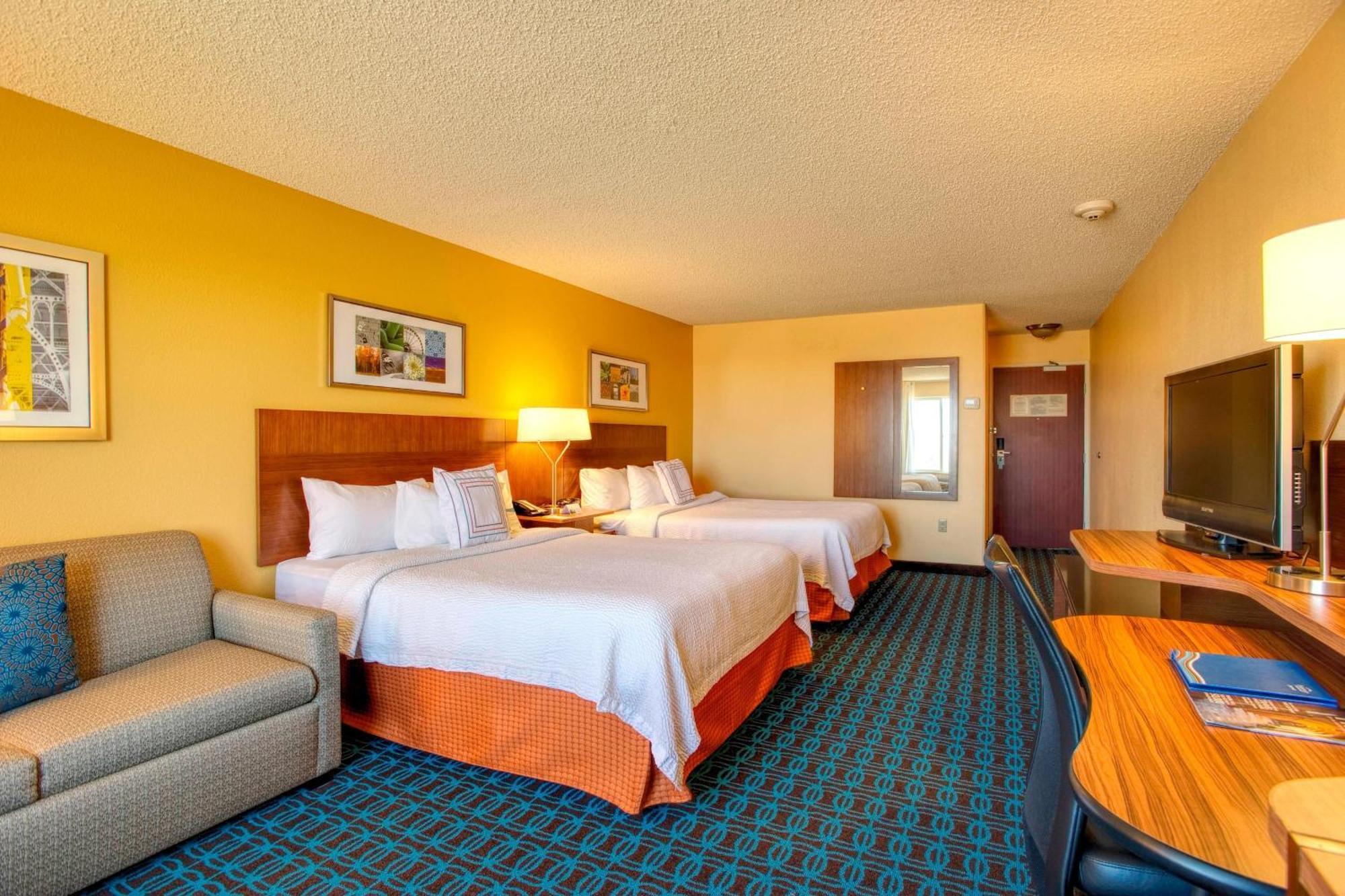Larger Guest room, 2 Queen, Sofa bed