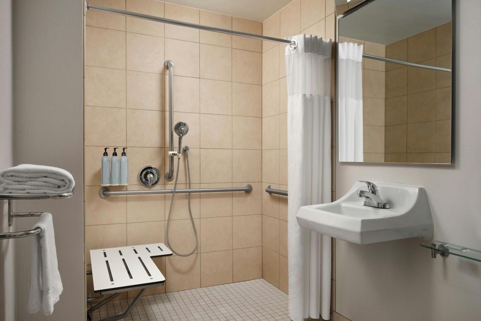 King Room Adapted Tub Mobility Hearing Accessible,1632239414:JPEG