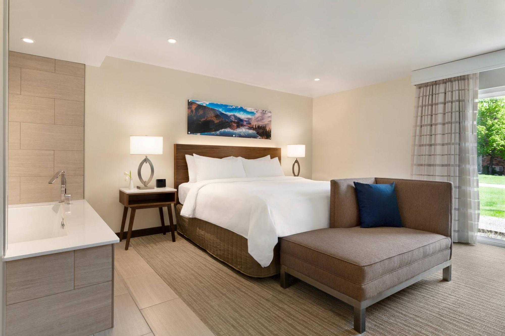 Junior Suite 1 King Whirlpool