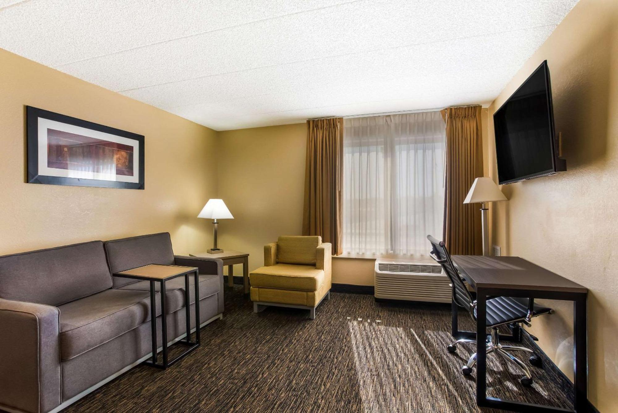 Suite Two Double Beds Sofa Bed Non-Smoking,1632260421:JPEG