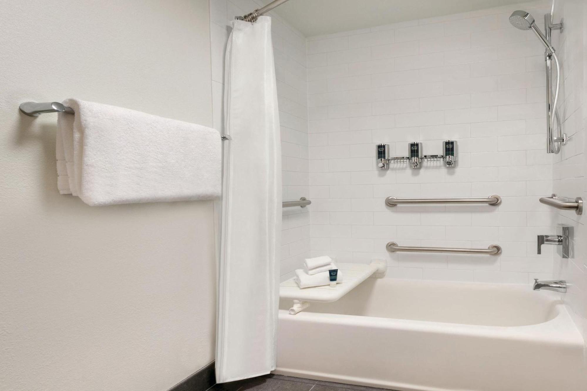 King Room Bathtub Mobility Access or Hearing Accessible