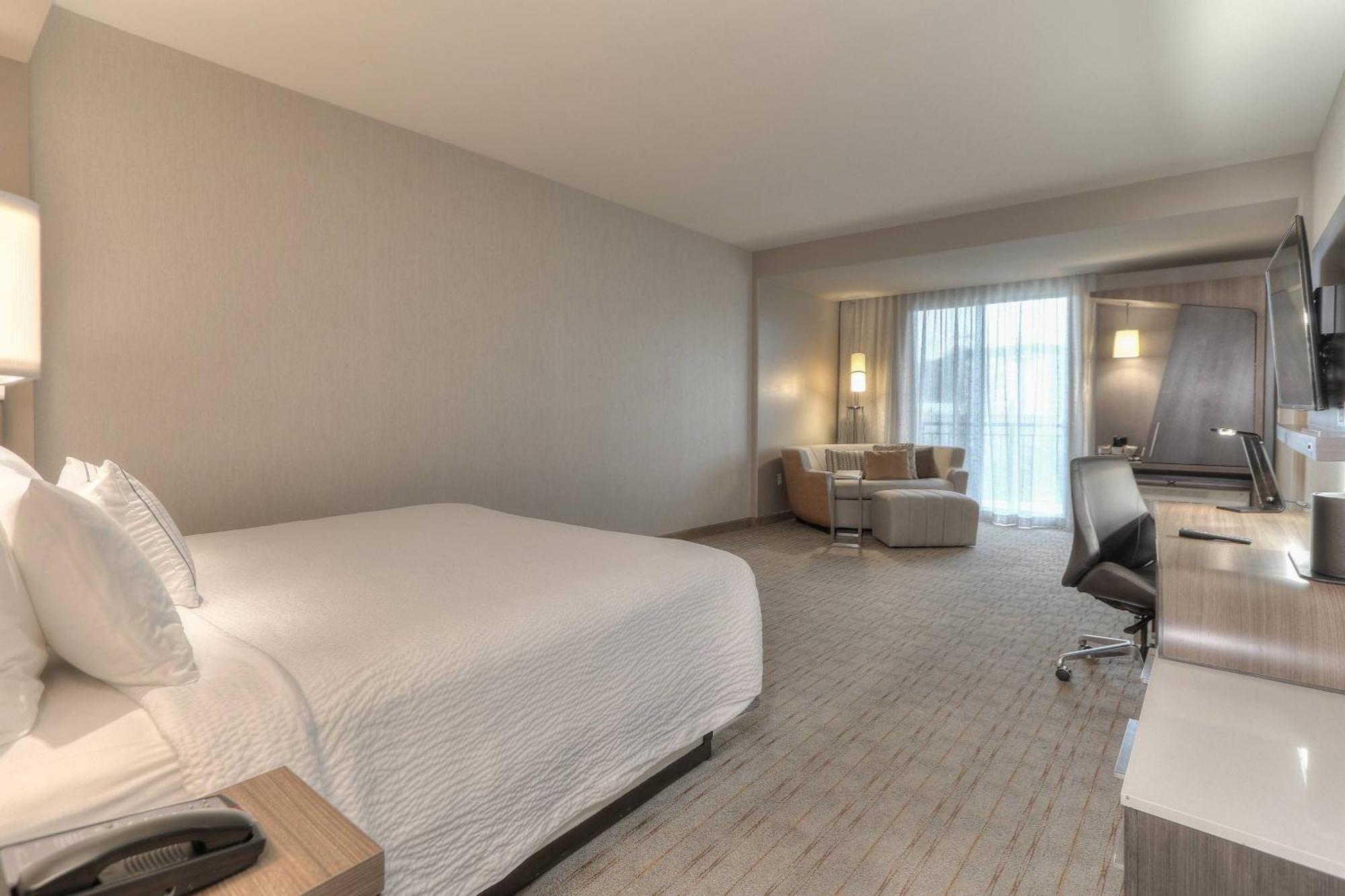 King Room Mountain View Roll Shower Sofa Bed Mobility Access or Hearing Accessible,1632281803:JPEG