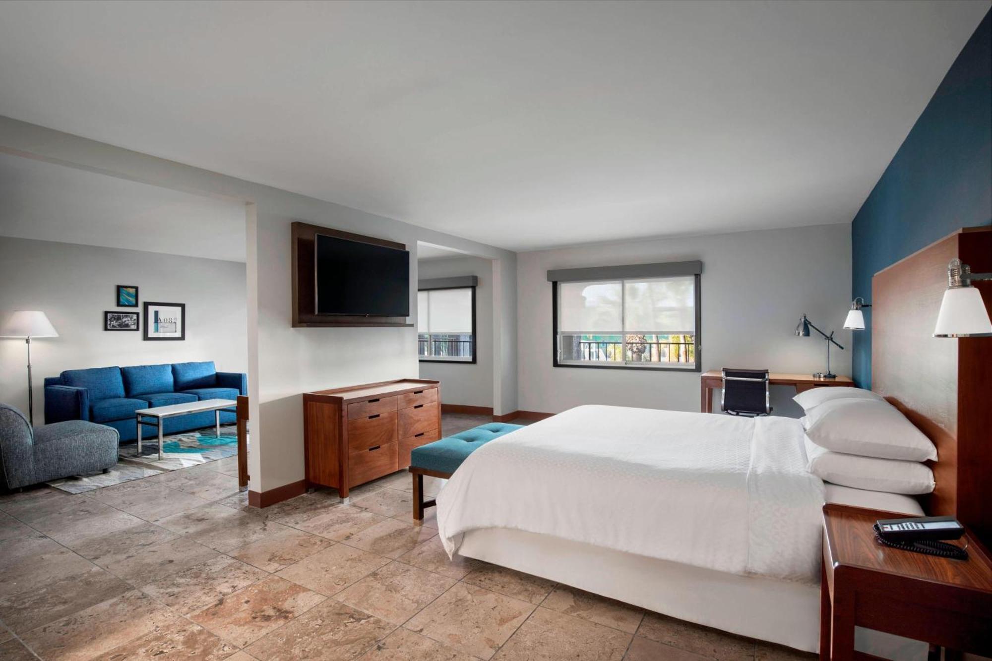 King Suite Pool View Mobility Accessible Roll Shower,1632992893:JPEG
